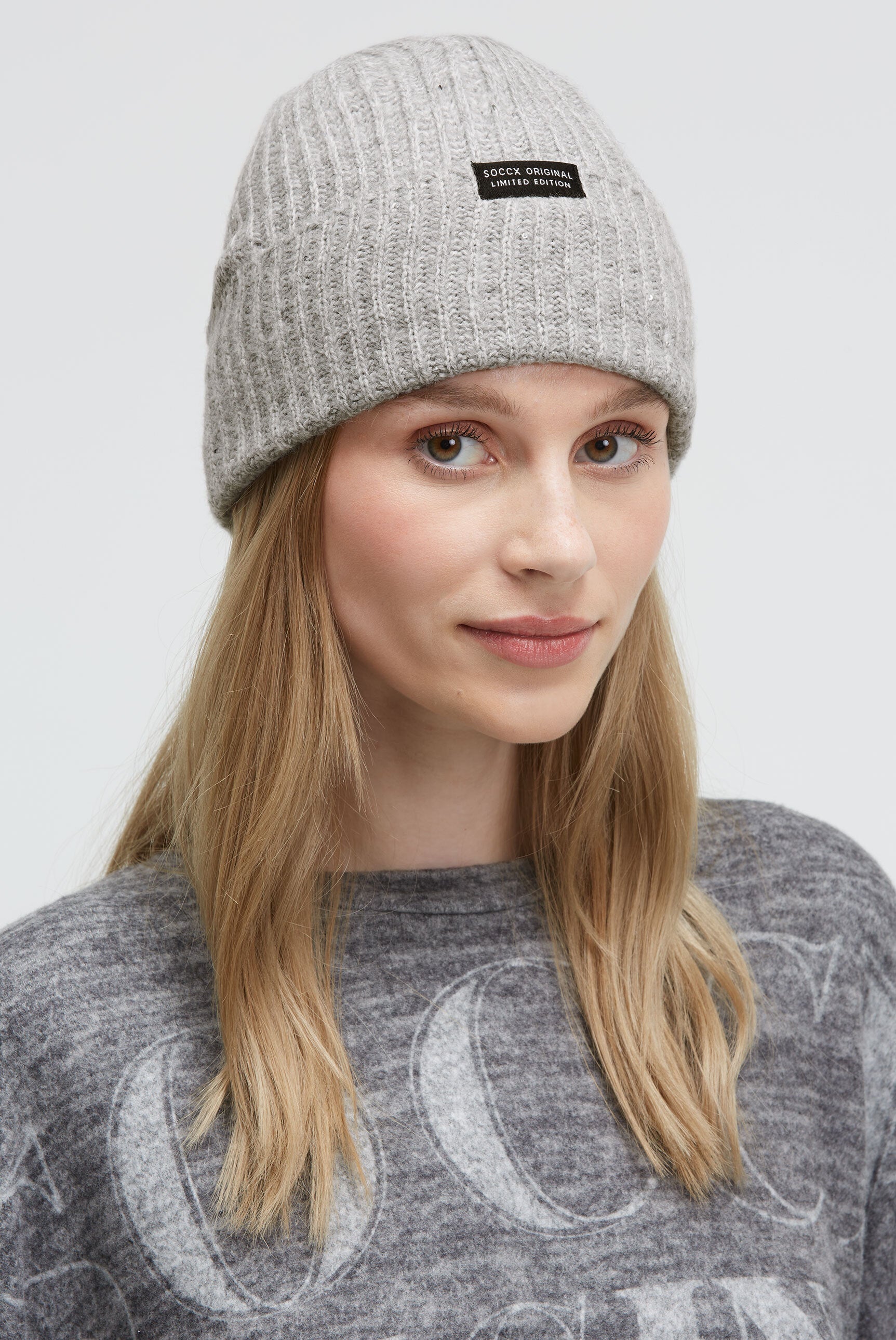 Czapka dzianinowa z mini cekinami - 2