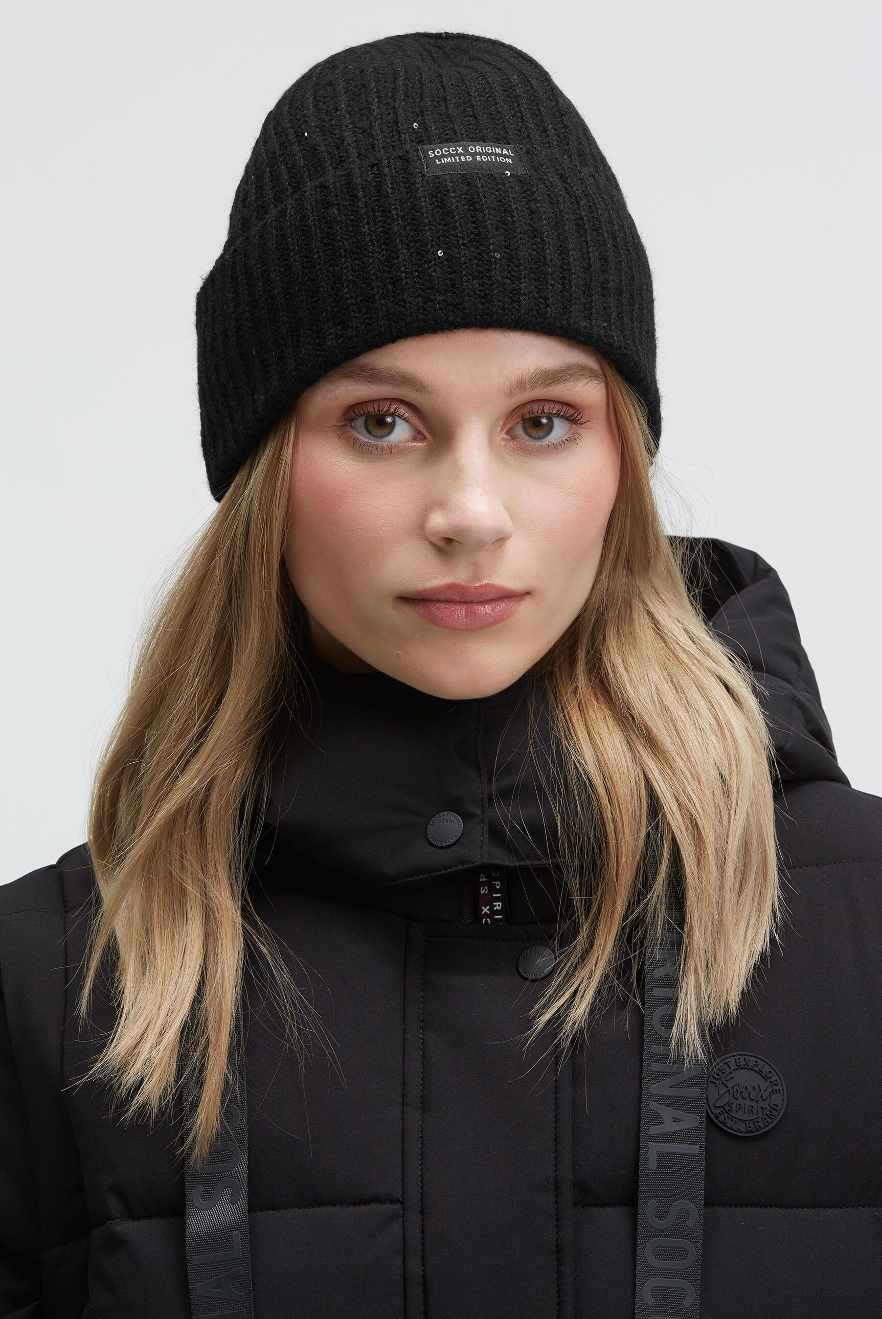 Czapka dzianinowa z mini cekinami