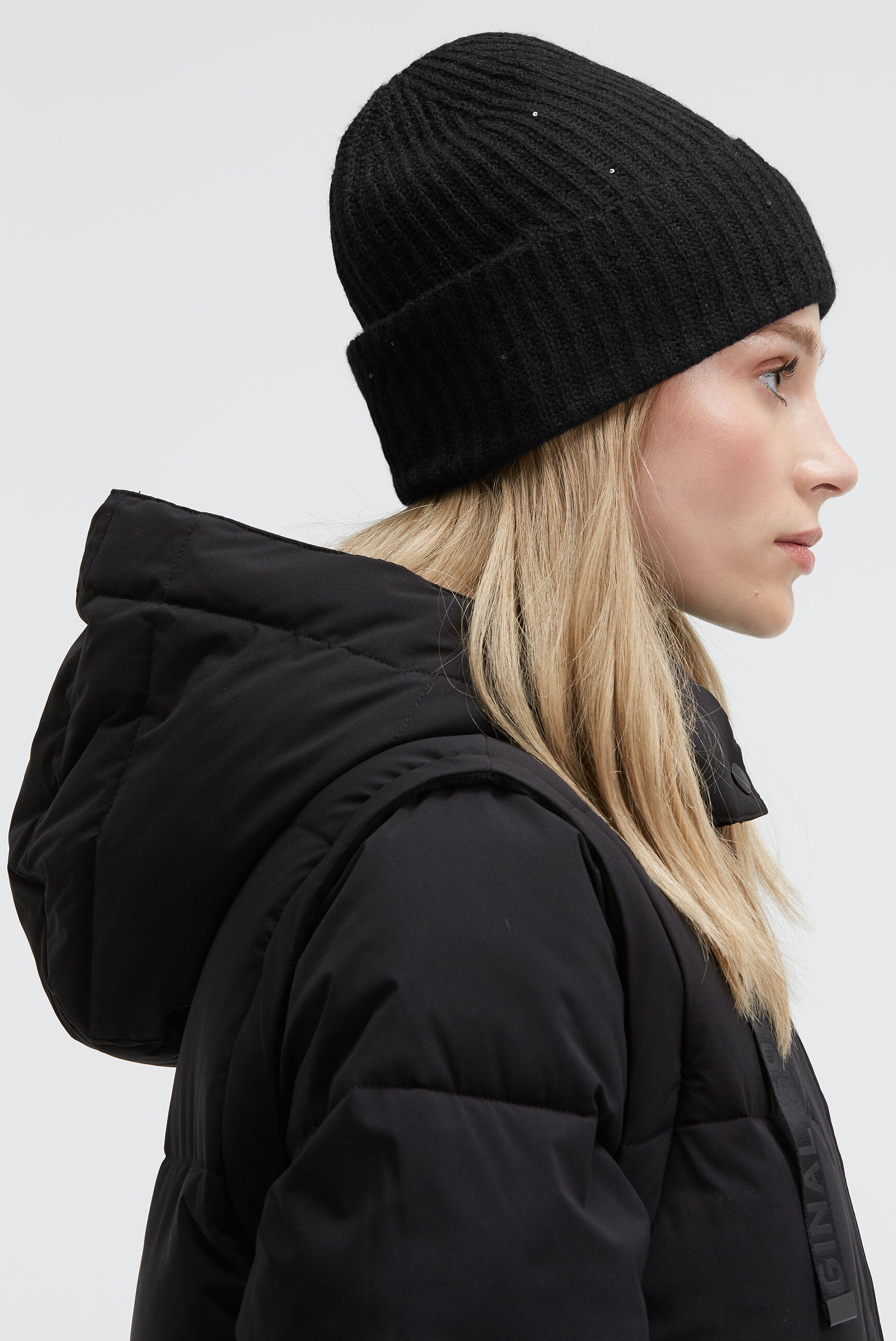 Czapka dzianinowa z mini cekinami - 3