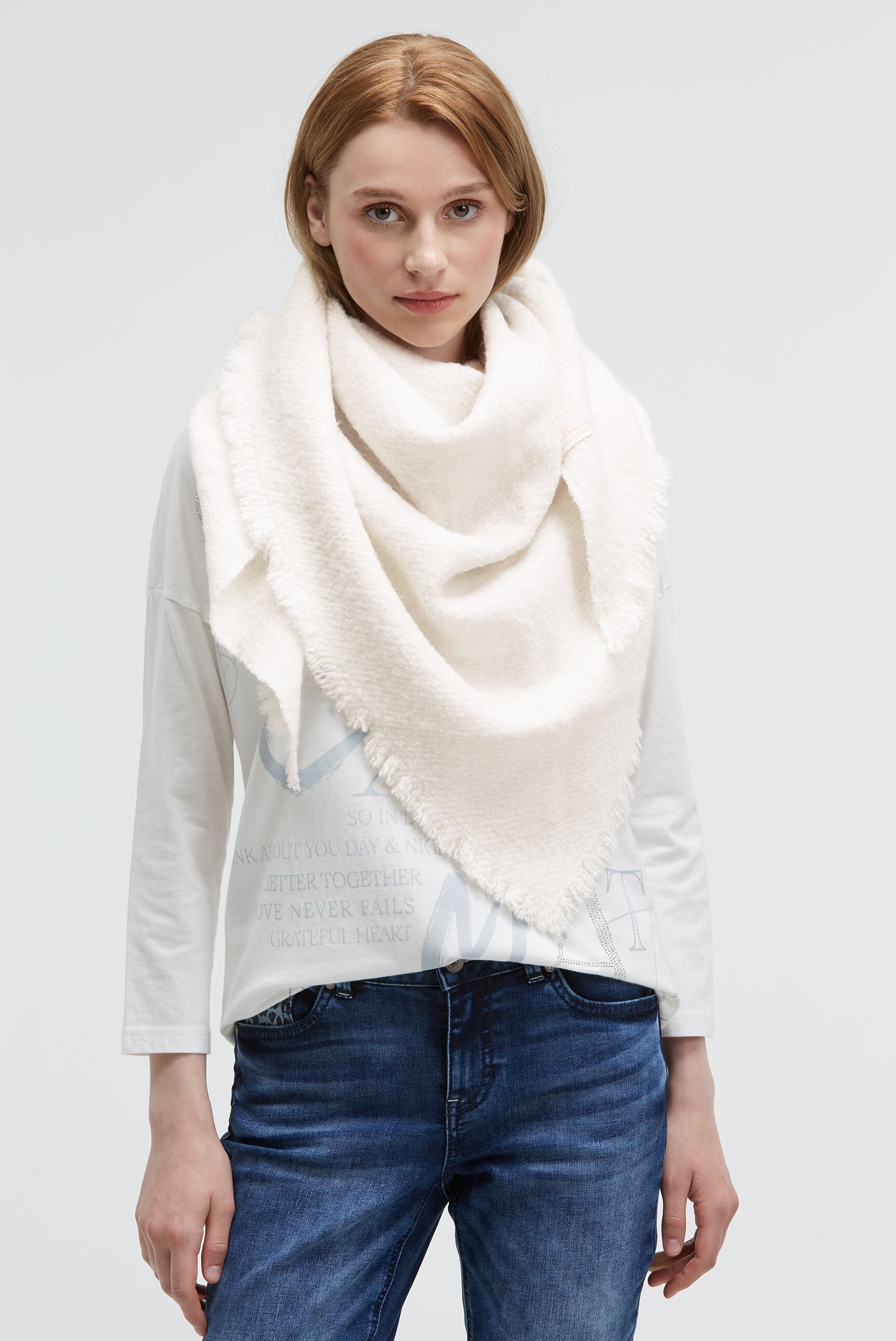 Szalik trójkątny z przędzy bouclé