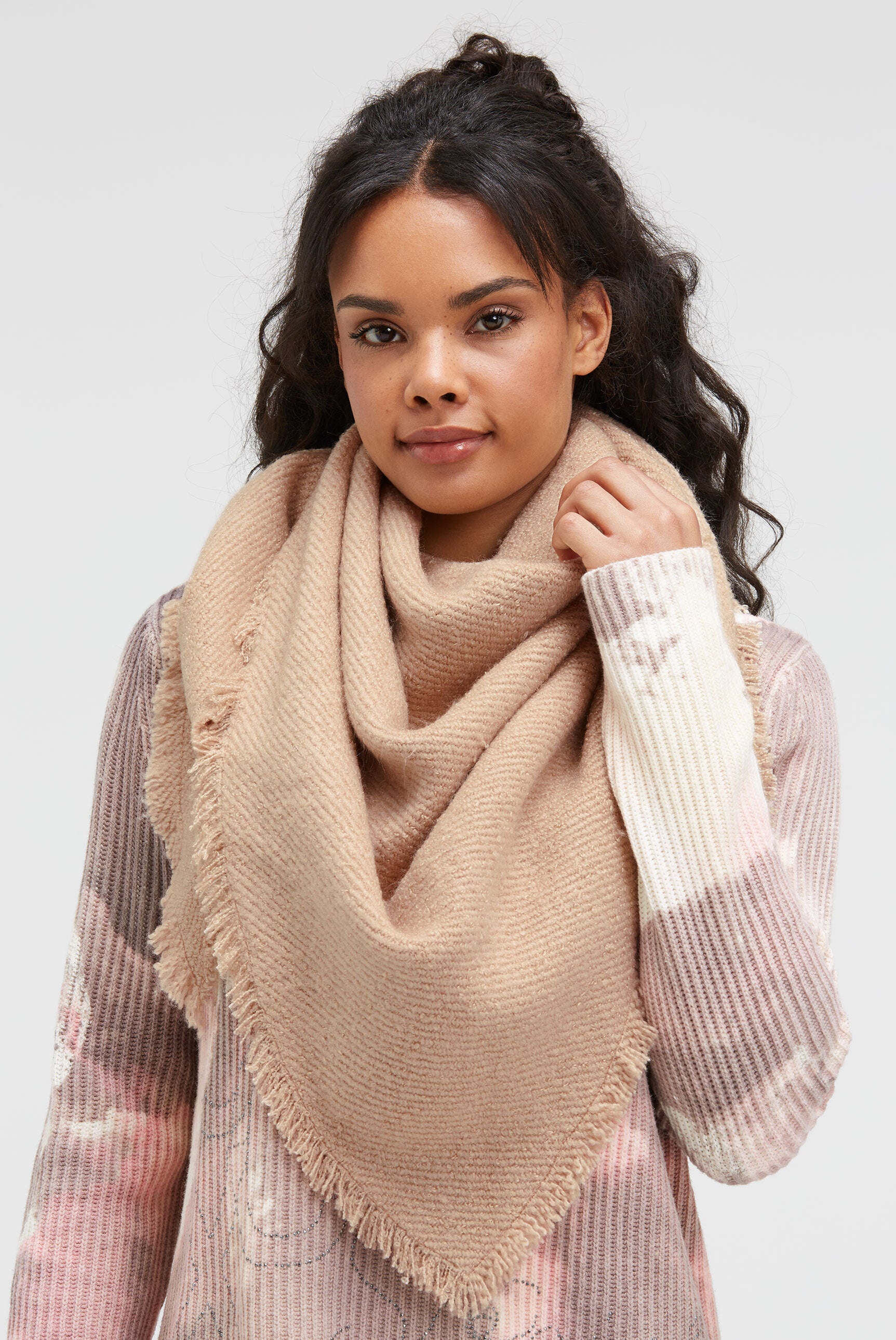 Szalik trójkątny z przędzy bouclé - 2