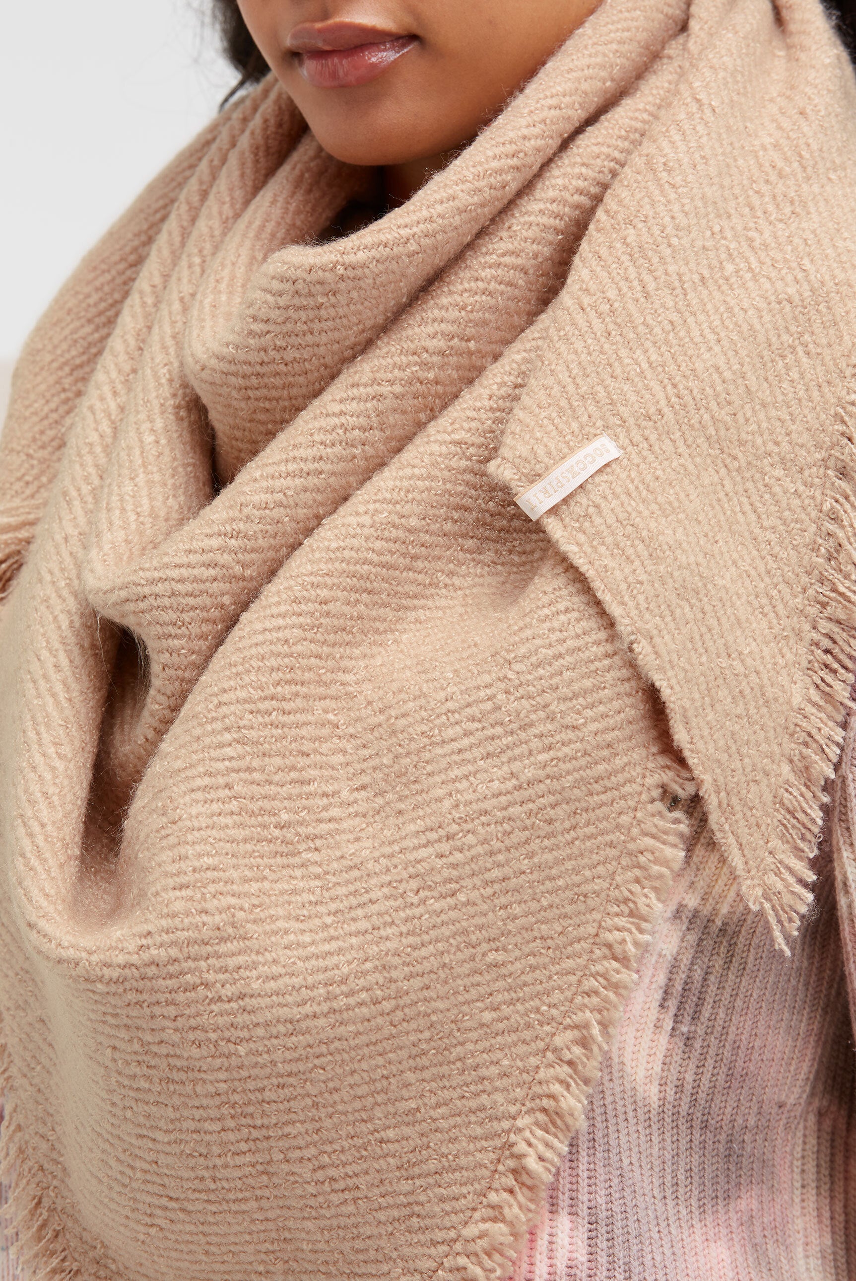 Szalik trójkątny z przędzy bouclé - 3