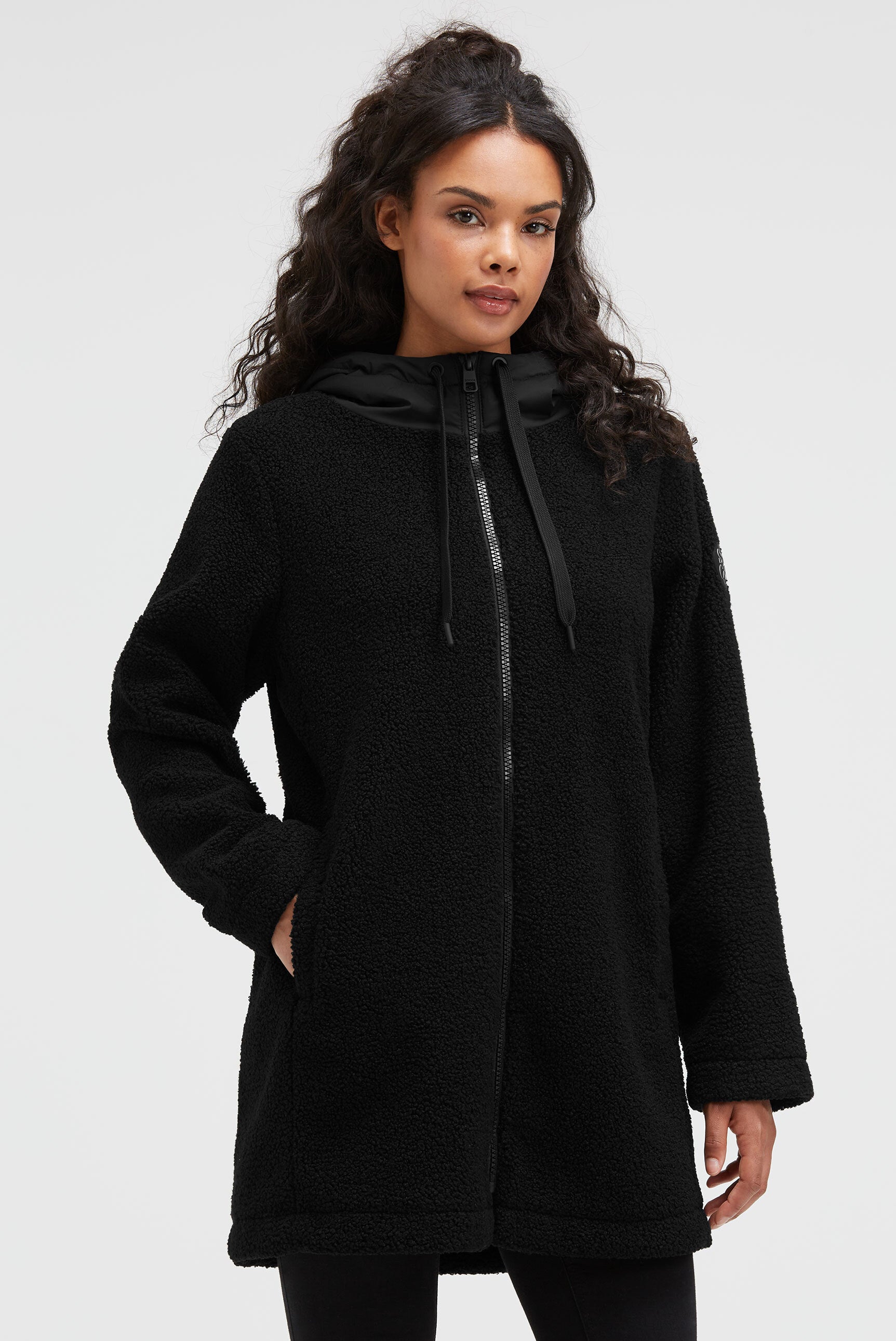 Krótki płaszcz z materiału bouclé z kapturem