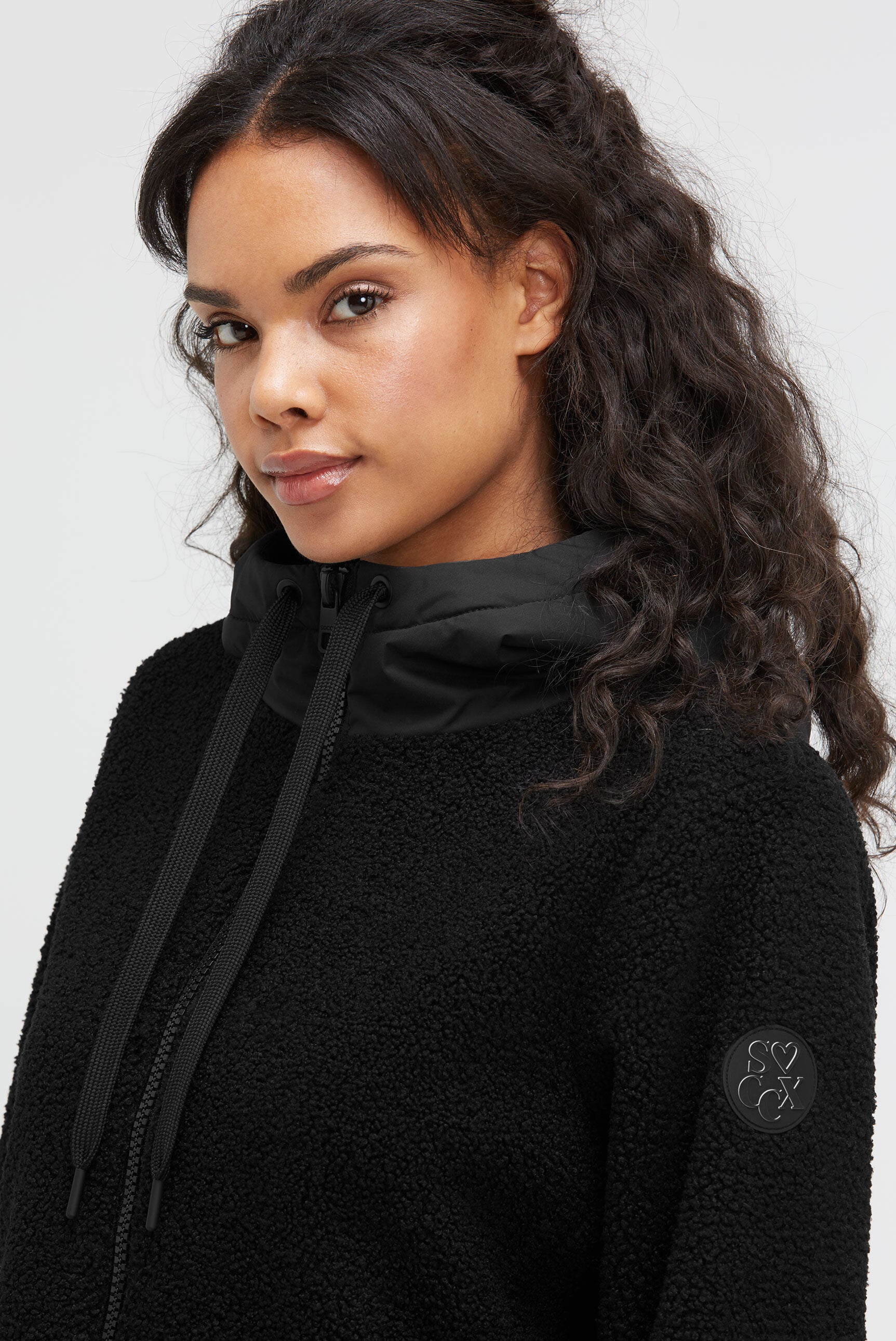 Krótki płaszcz z materiału bouclé z kapturem - 4