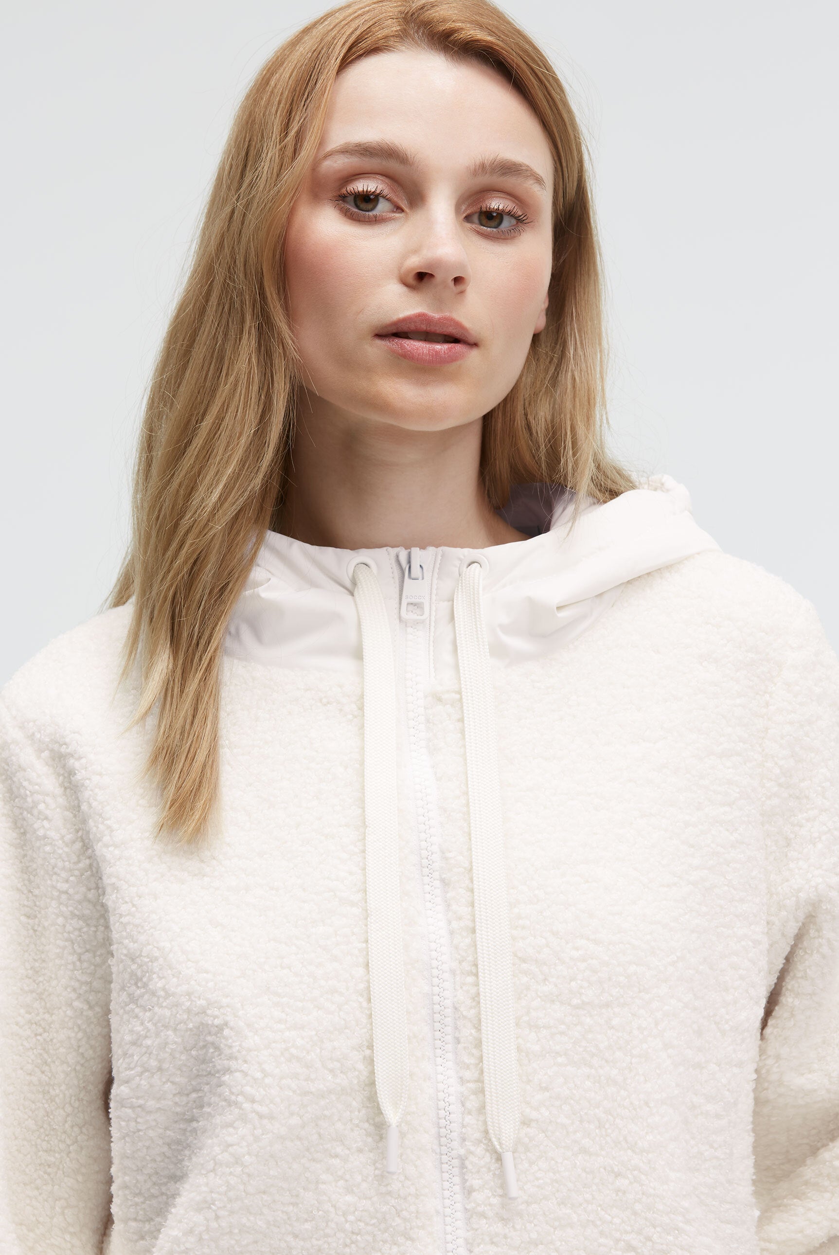 Krótki płaszcz z materiału bouclé z kapturem - 4