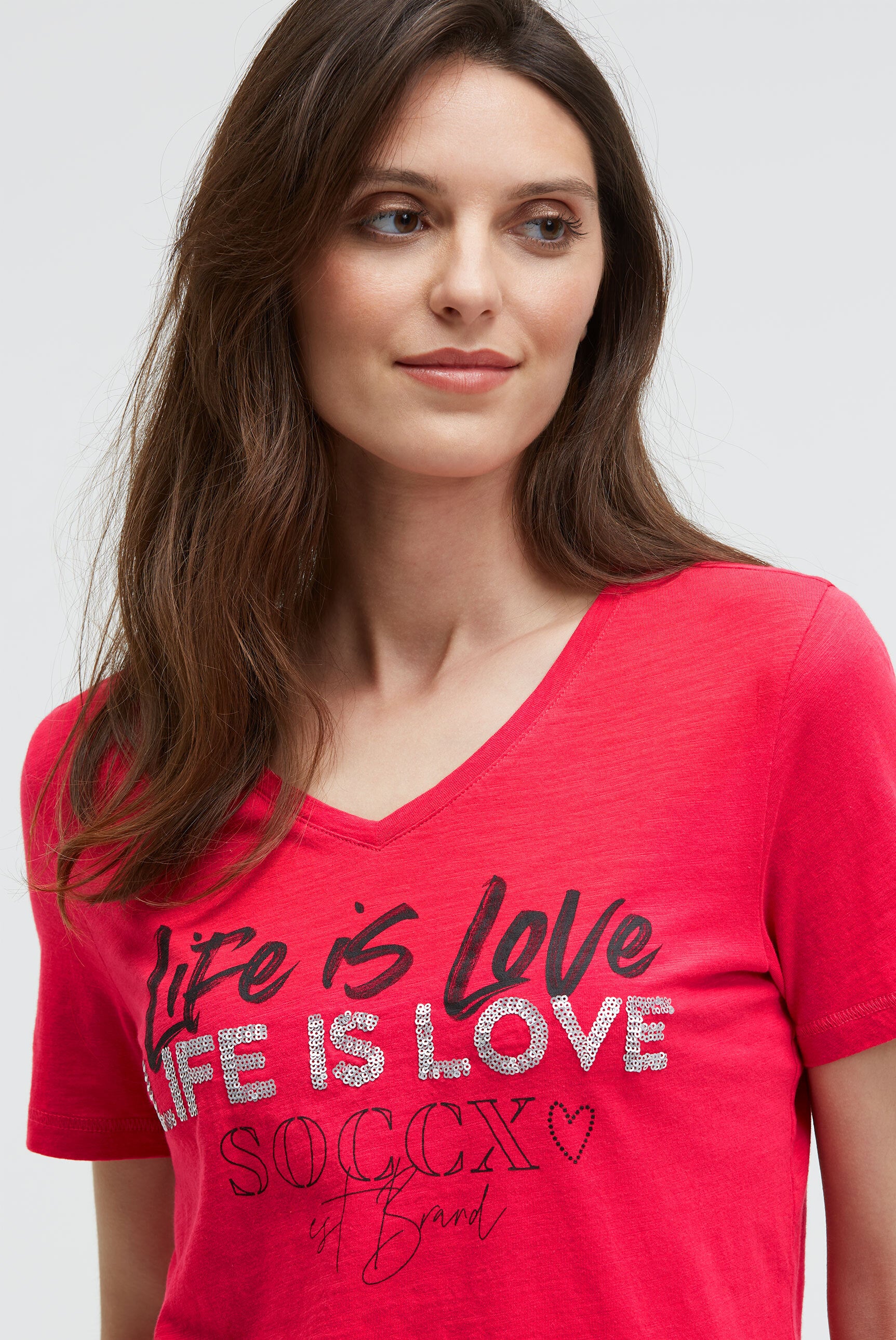 Koszulka z dekoltem w serek i napisem z cekinów - 4