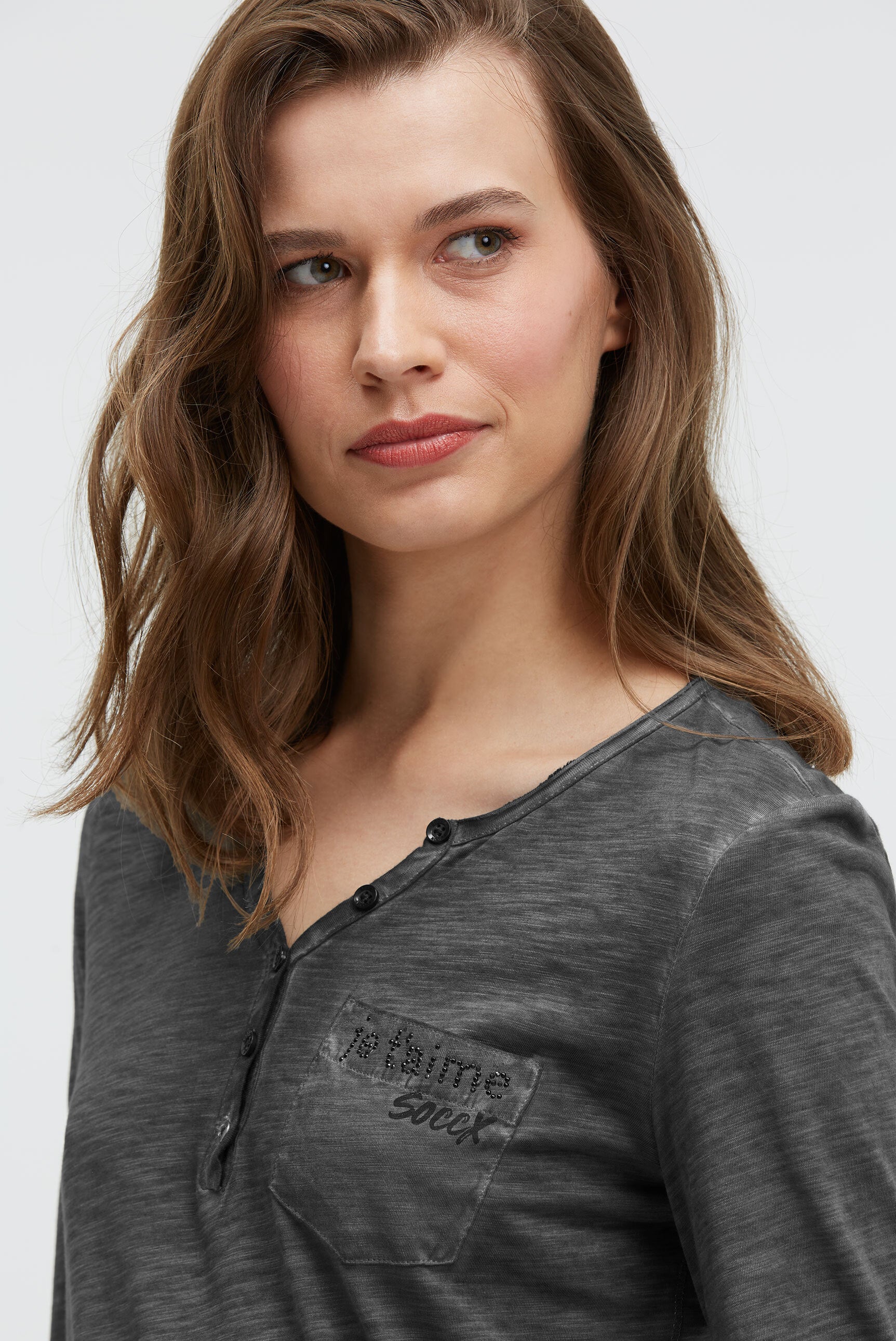 Koszula z dekoltem serafino z nadrukiem na plecach - 4