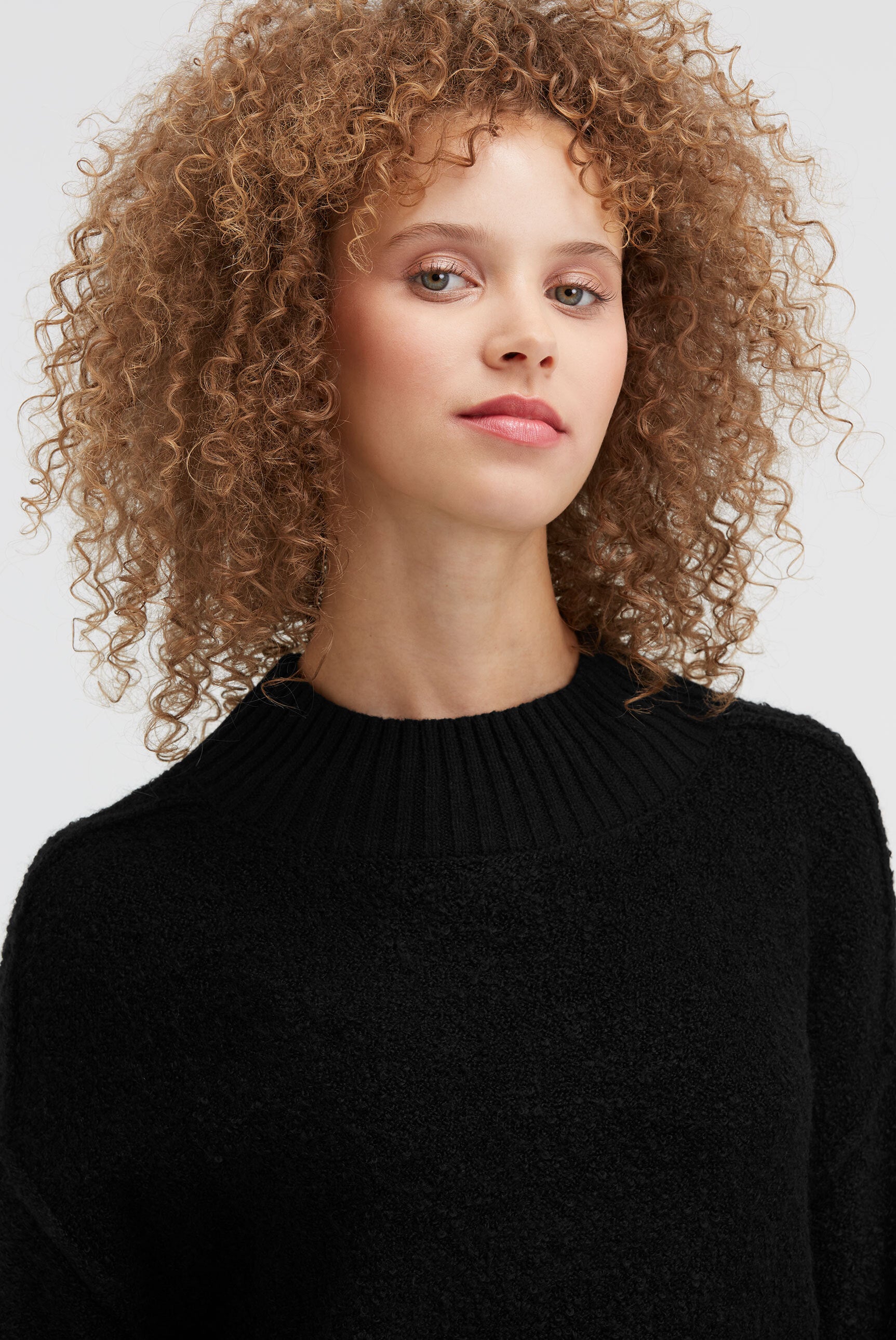 Sweter bouclé z kołnierzykiem stójkowym - 4