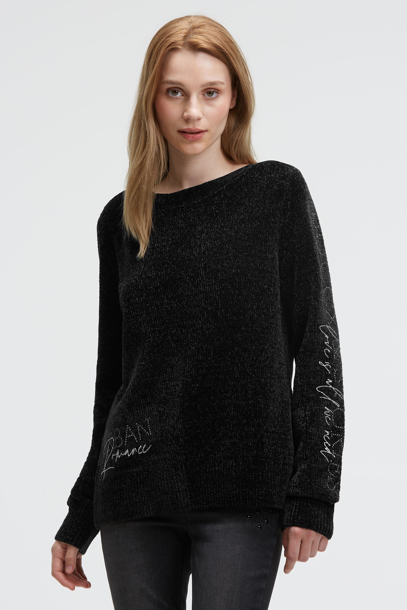 Swetry szenilowe z brokatowymi wzorami