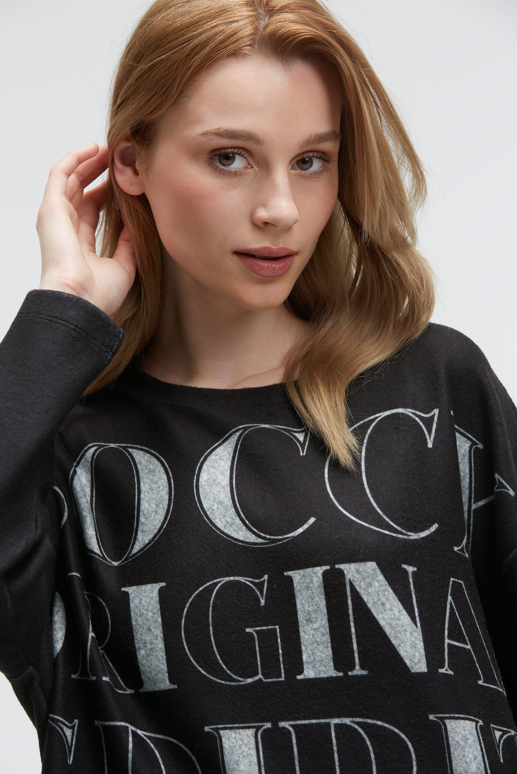 Sweter z miękkiej dzianiny z nadrukiem logo - 4