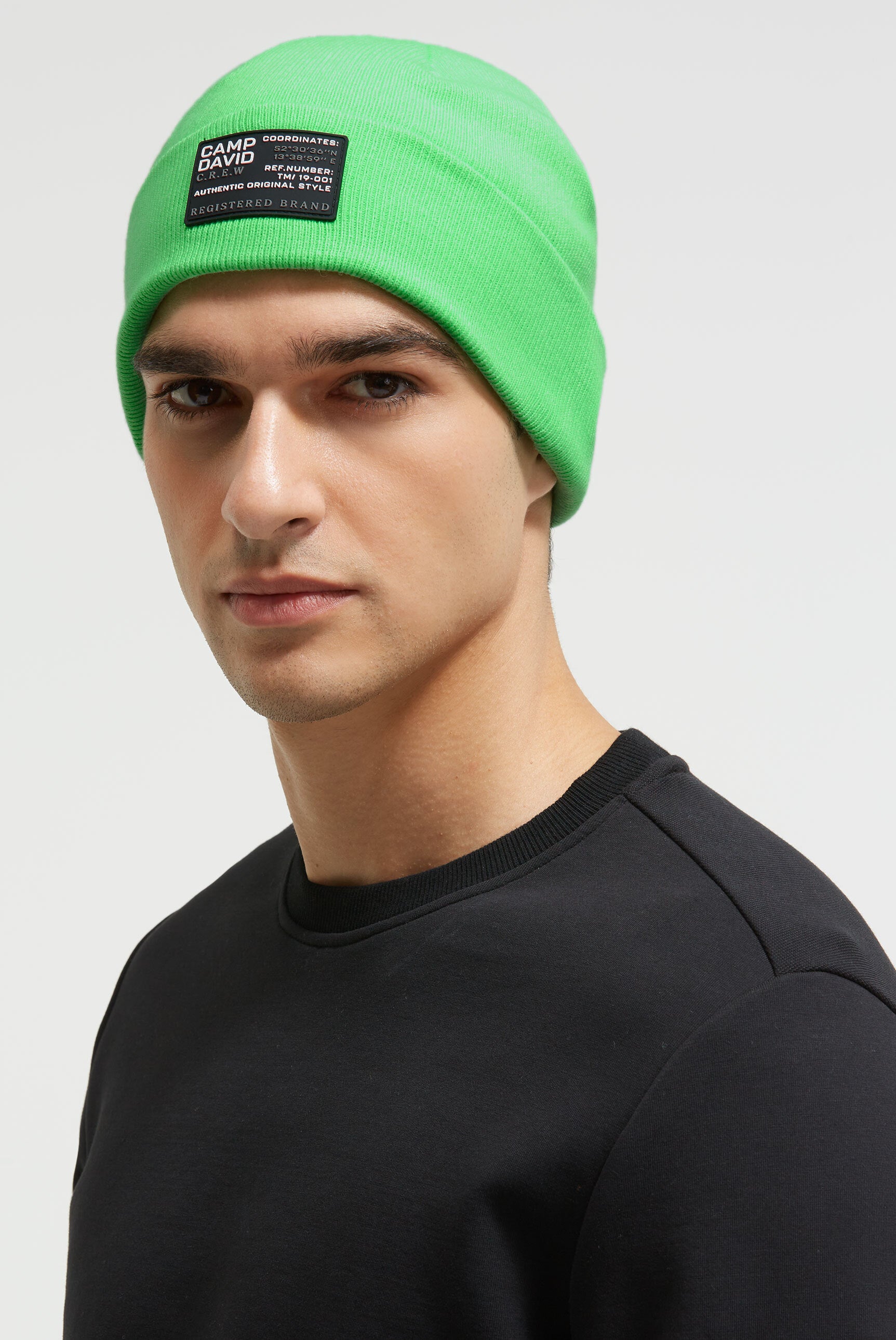 Czapka w prążkowanym splocie z naszywką z logo