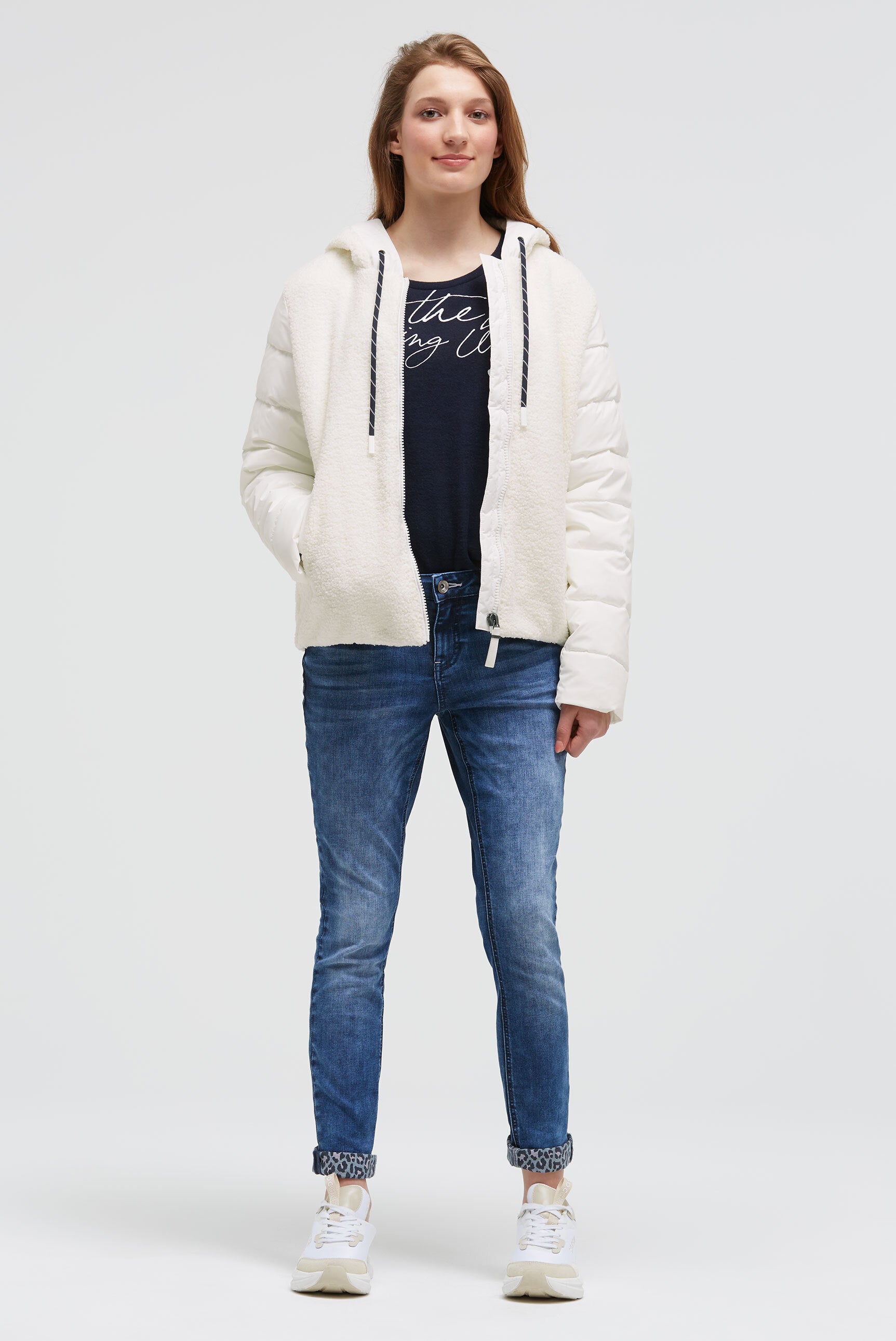 Krótka kurtka w mieszance materiałów z kapturem - 3