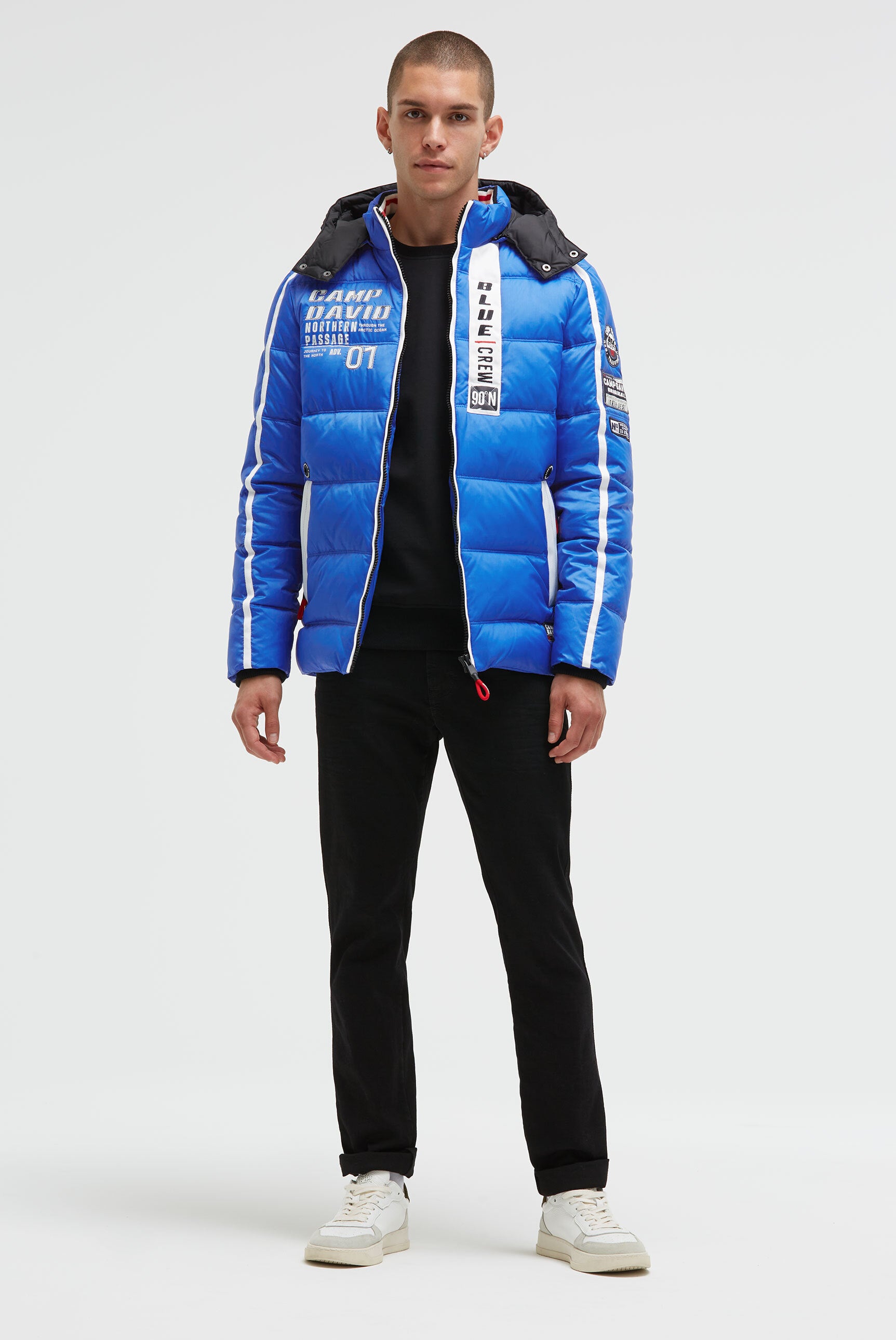 Długa pikowana kurtka z taśmami, naszywkami i kapturem - 3