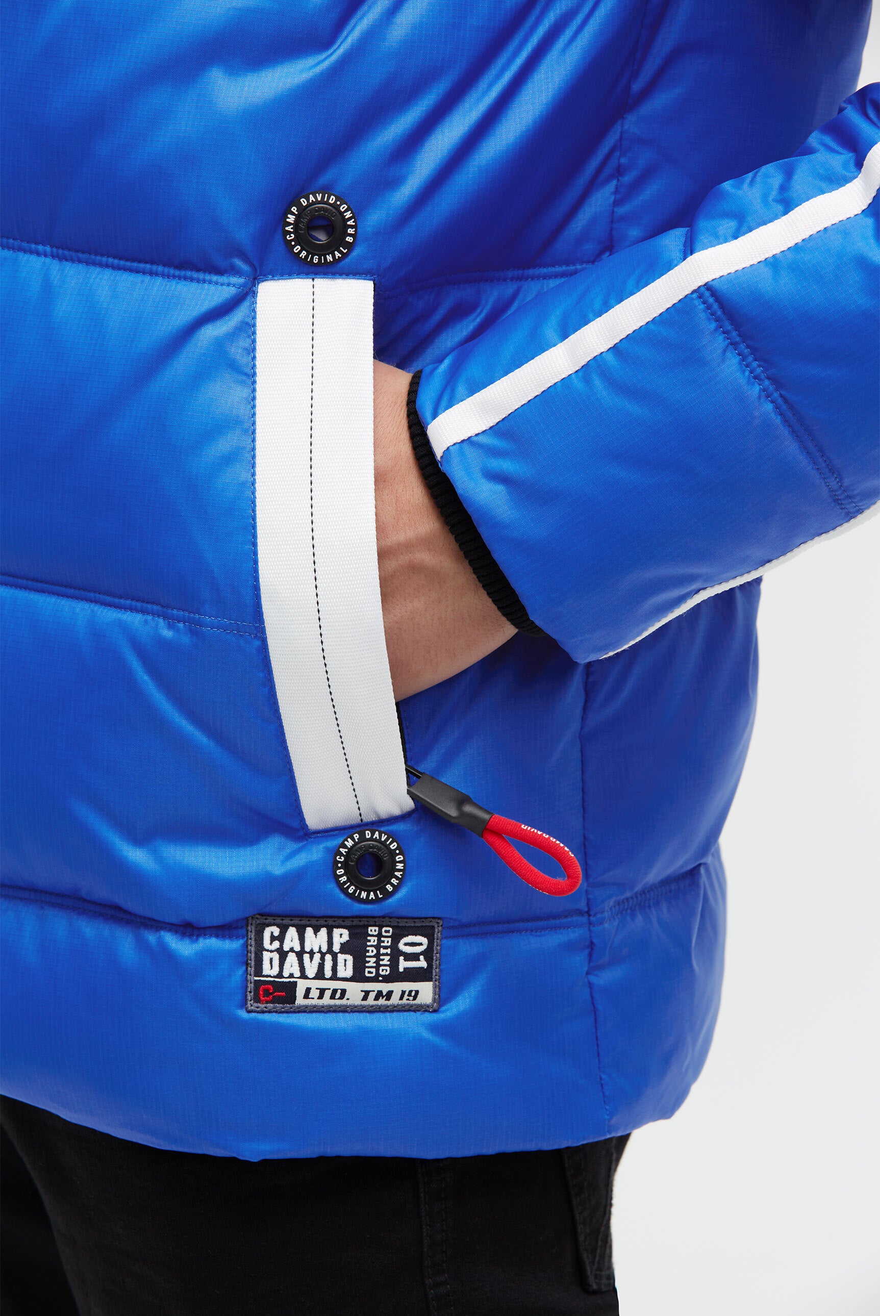 Lange Steppjacke mit Tapes, Patches und Kapuze