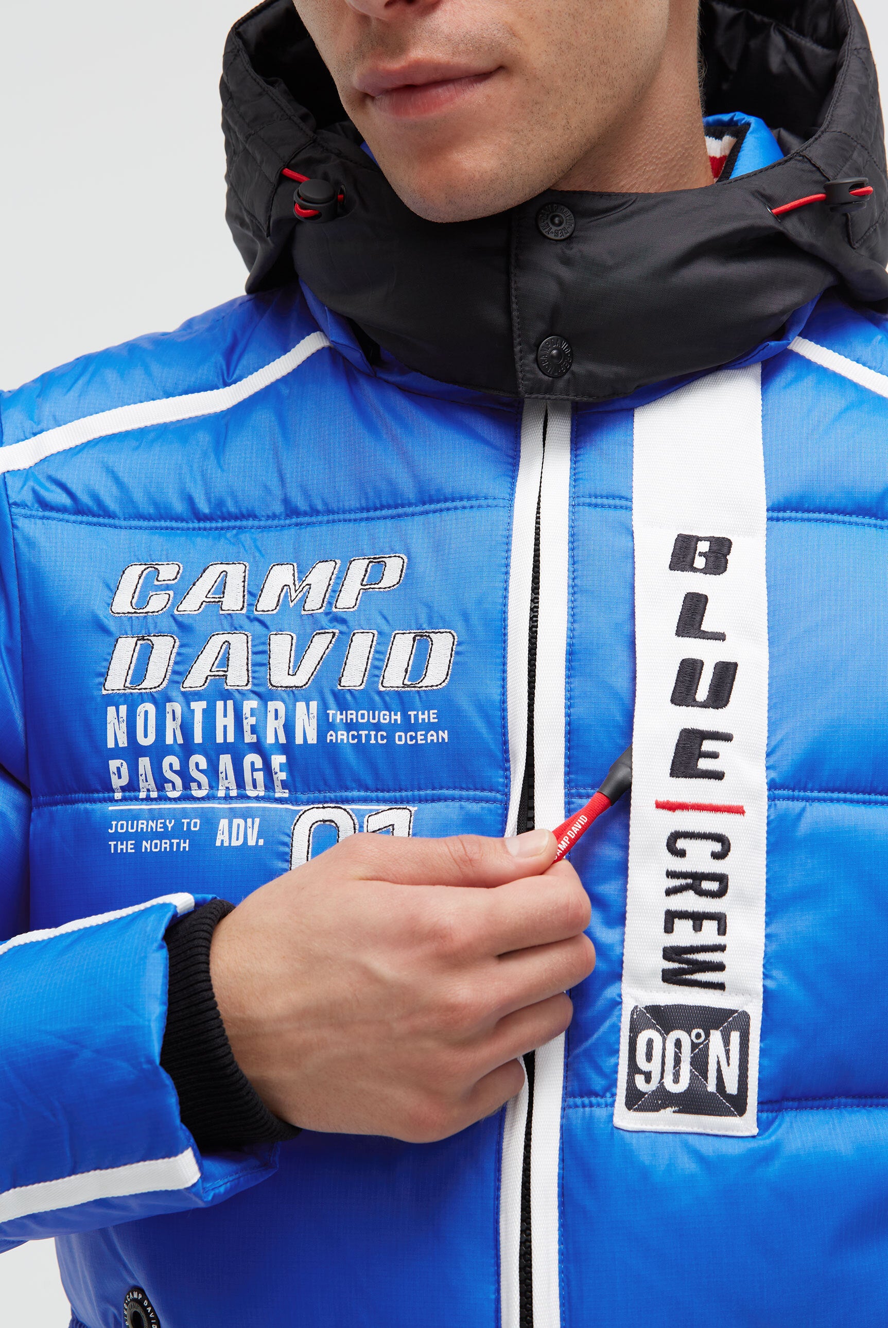 Długa pikowana kurtka z taśmami, naszywkami i kapturem - 7