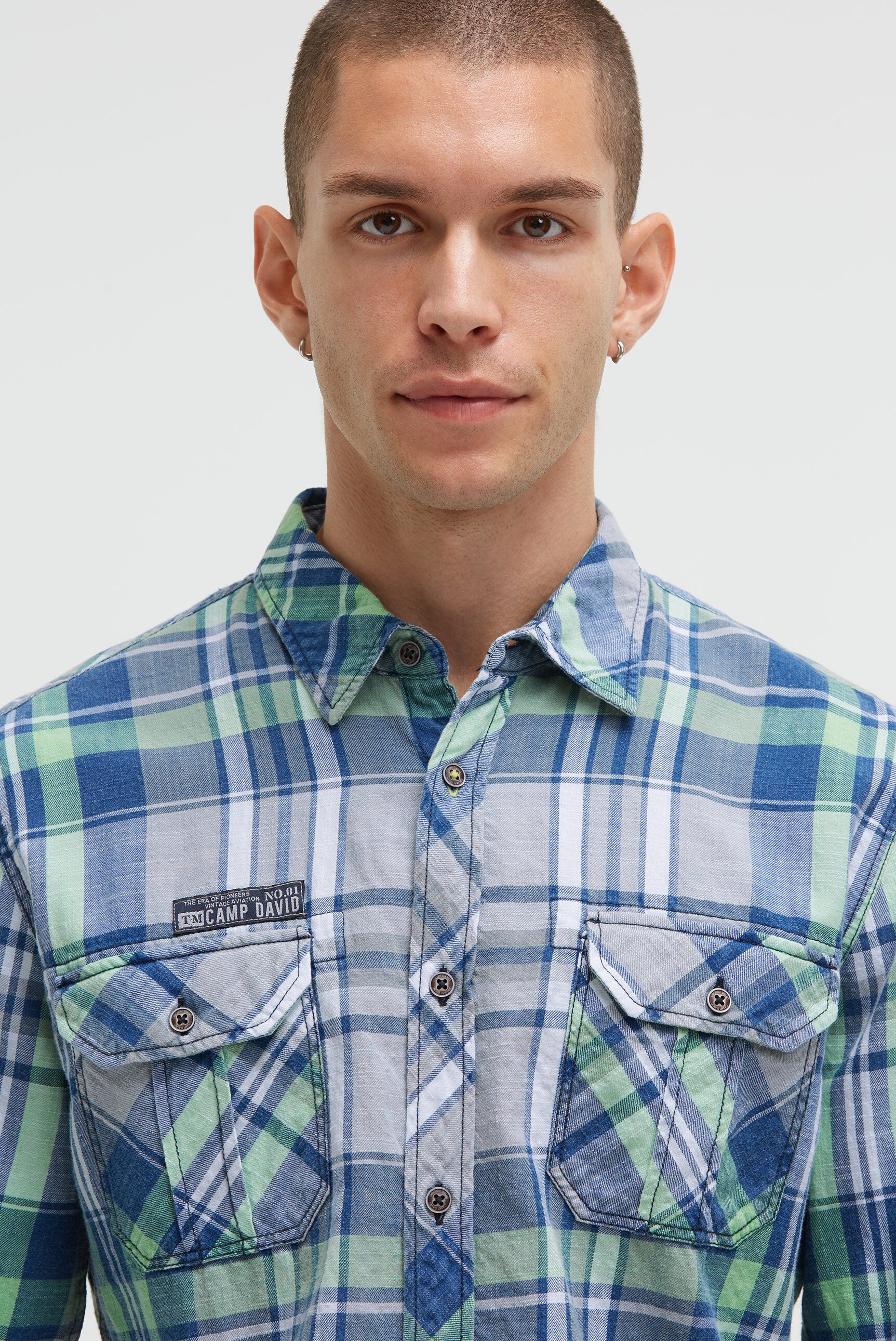 Koszula w kratę z długim rękawem i kieszeniami z klapką