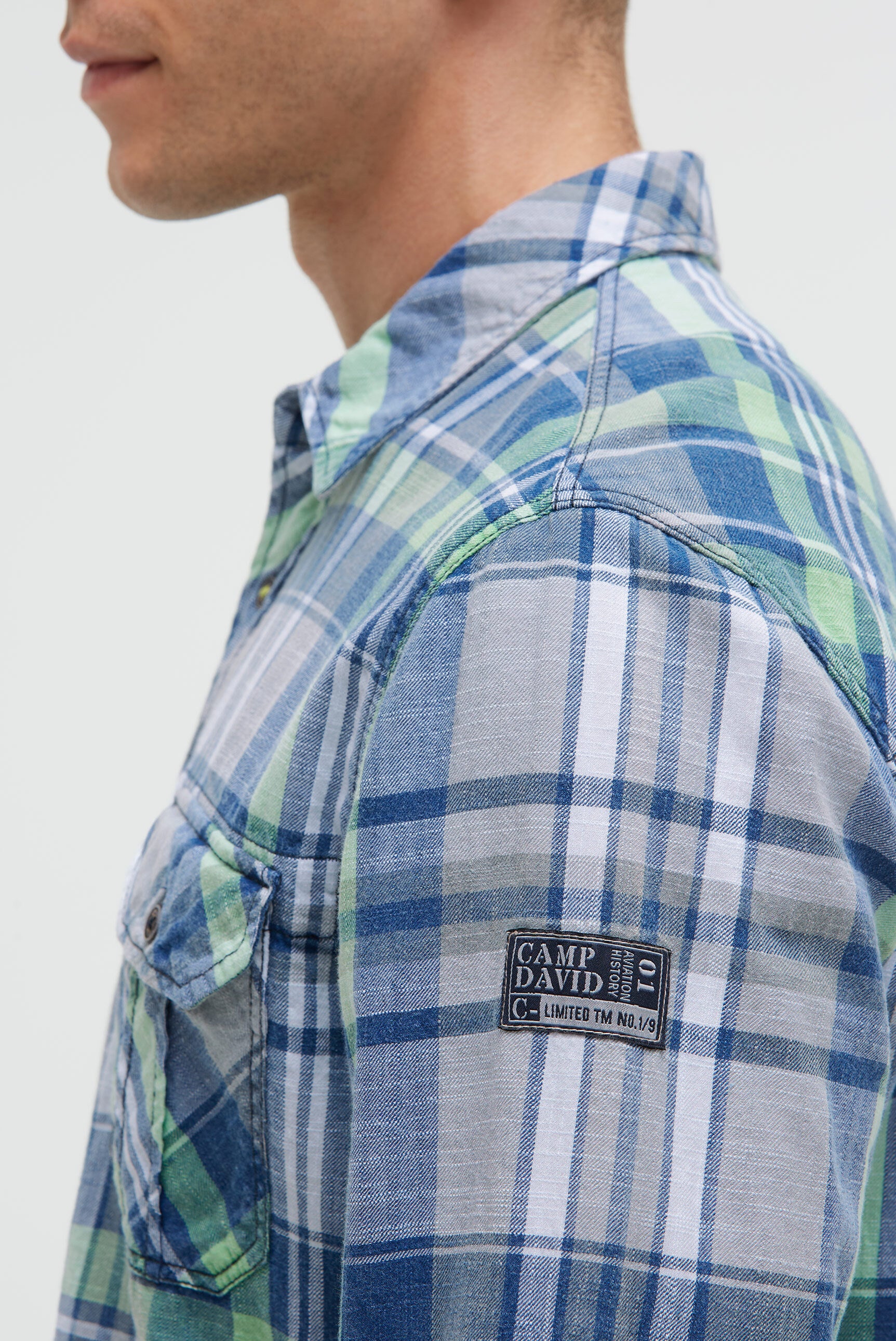 Koszula w kratę z długim rękawem i kieszeniami z klapką