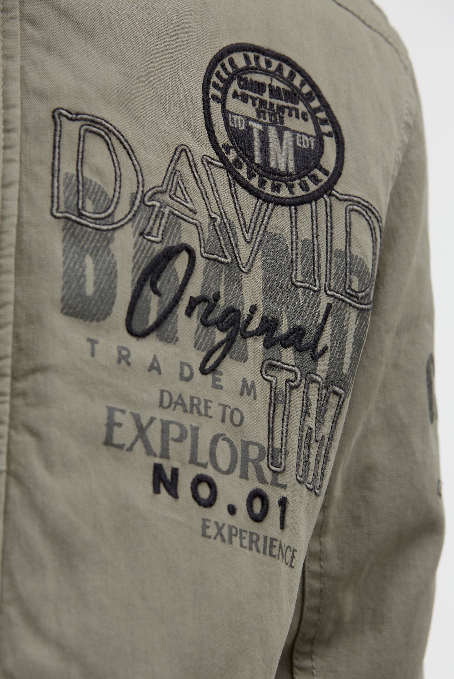 Pikowany bluzon z kapturem i grafikami - 7