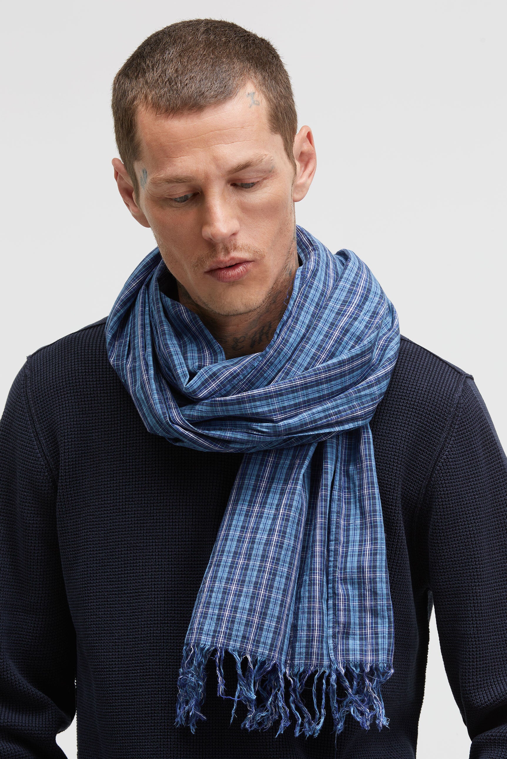 Szalik w kratę z delikatnej tkaniny - 2