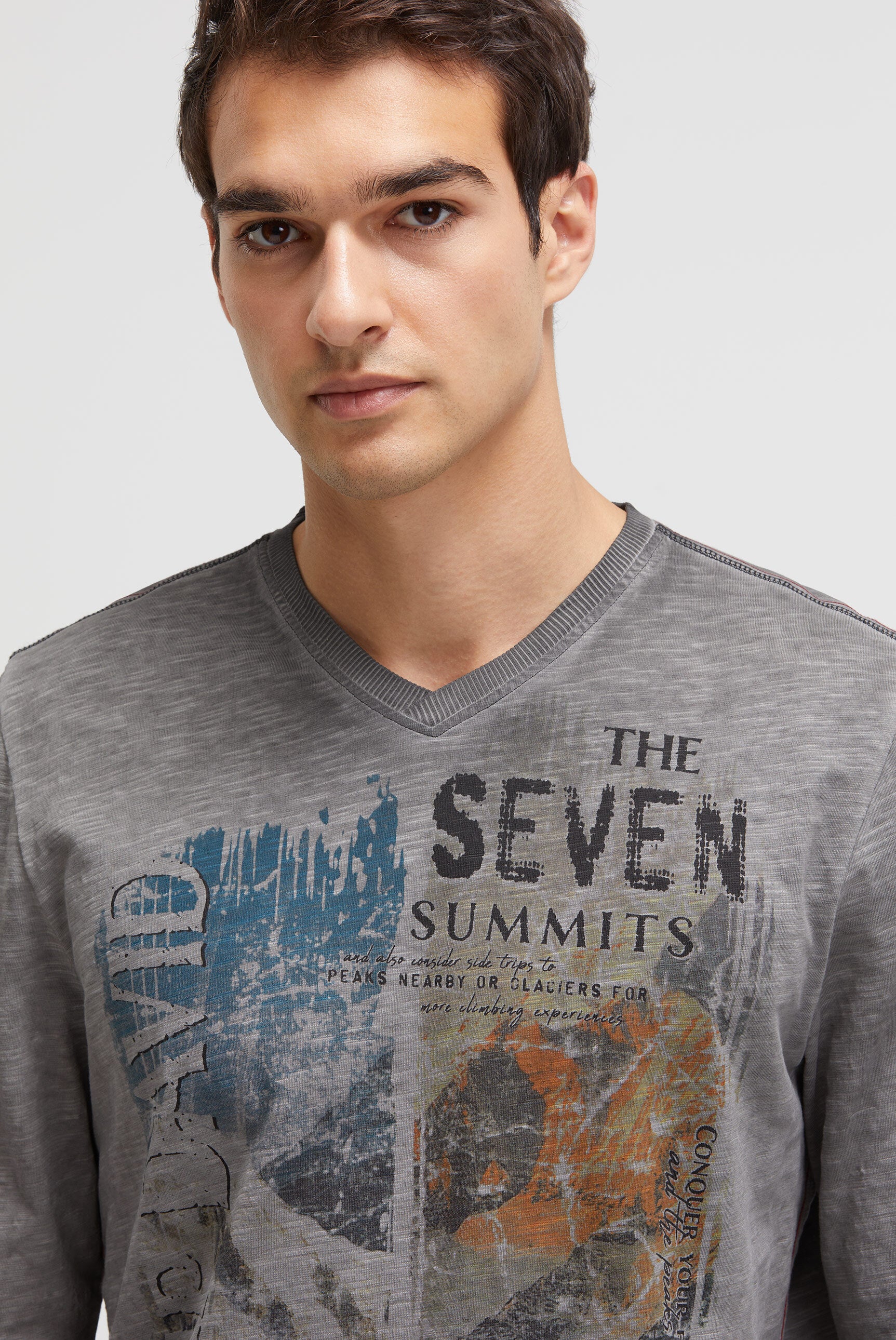 Longsleeve z dekoltem w serek i nadrukiem fotograficznym - 4