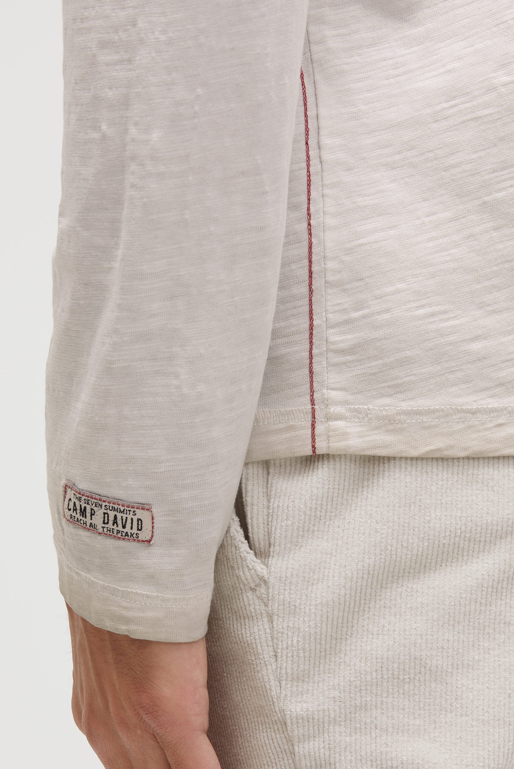 Longsleeve z dekoltem w serek i nadrukiem fotograficznym - 6