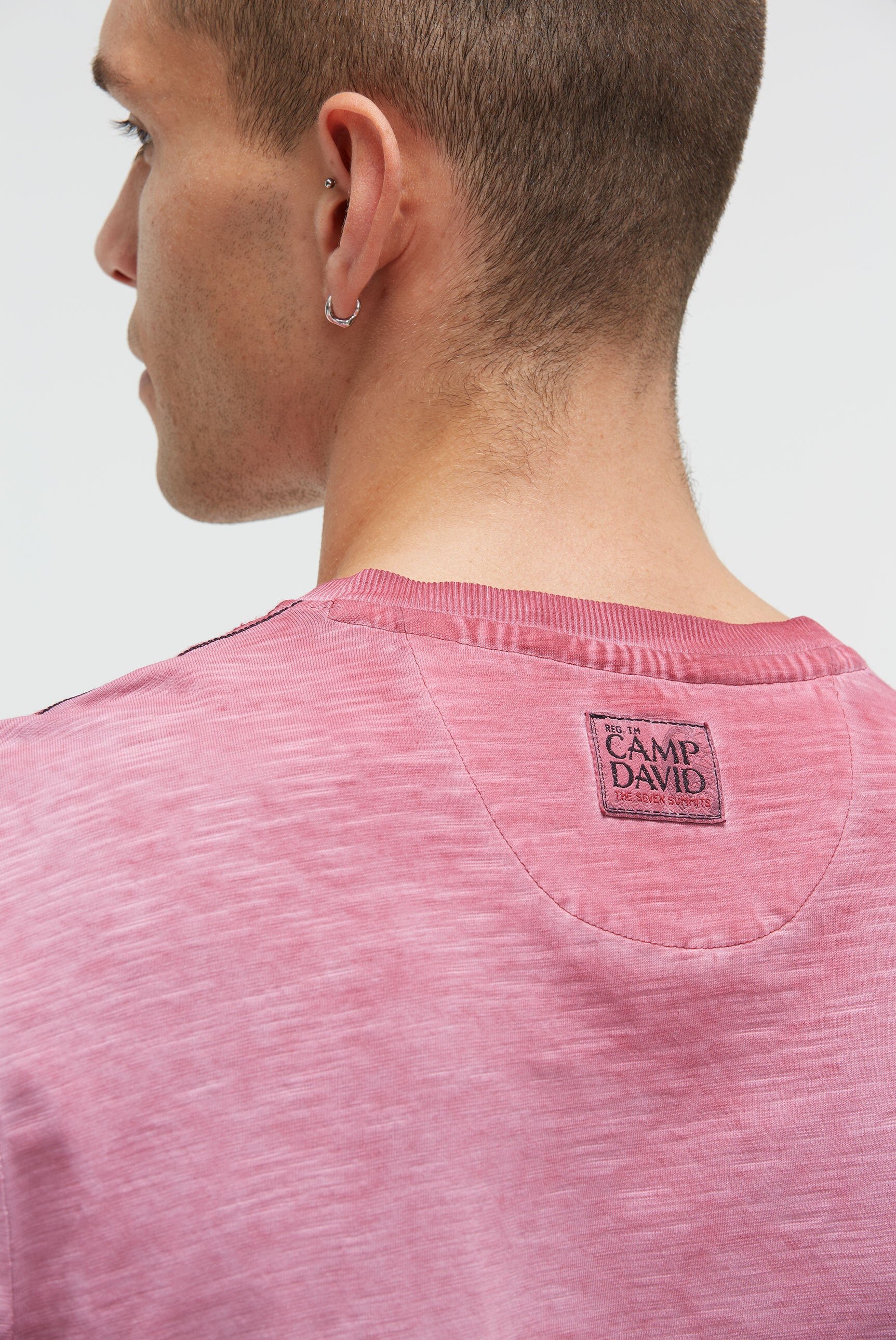 Longsleeve z dekoltem w serek i nadrukiem fotograficznym - 6