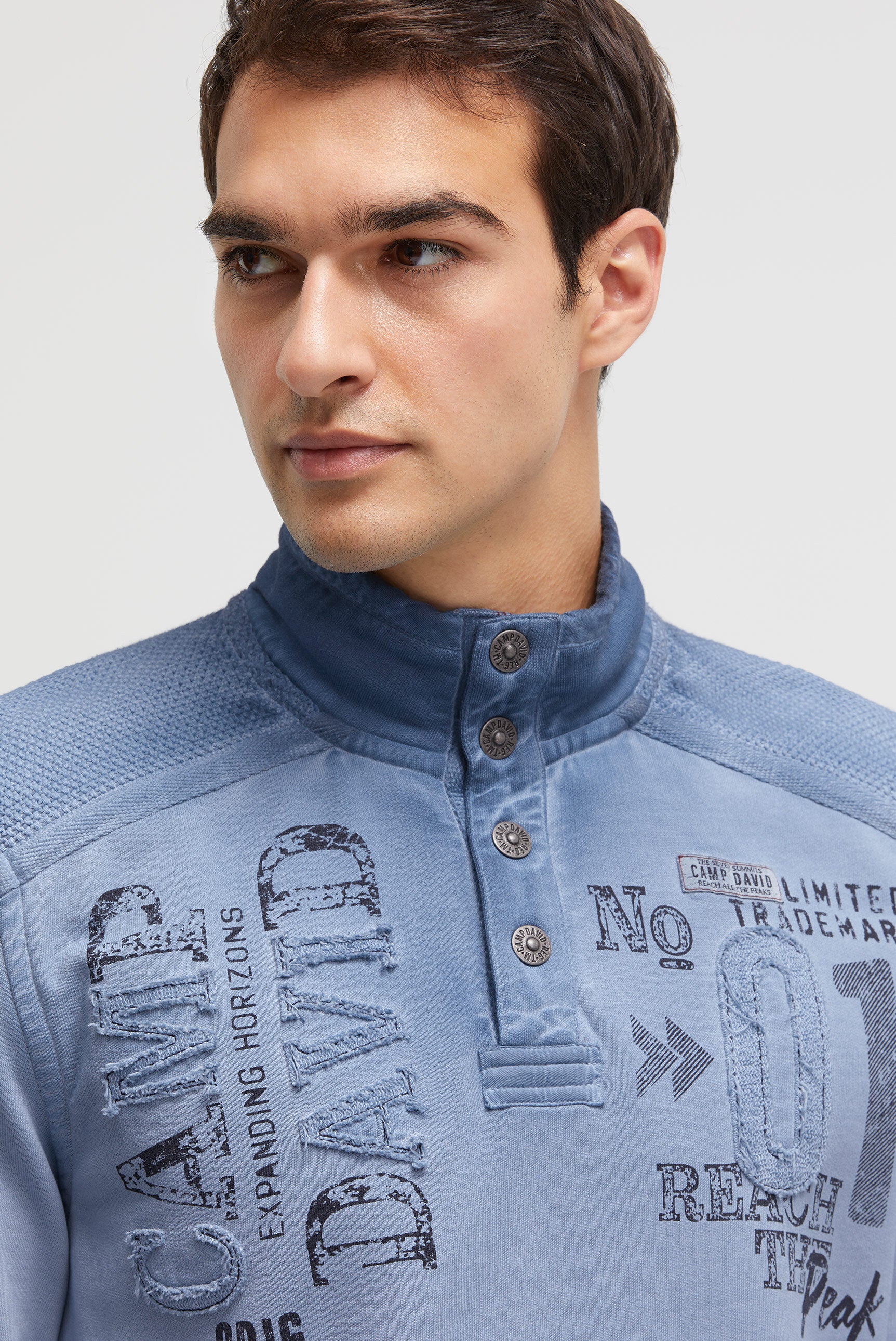 Sweatshirt Troyer z detalami dzianinowymi i grafikami - 4