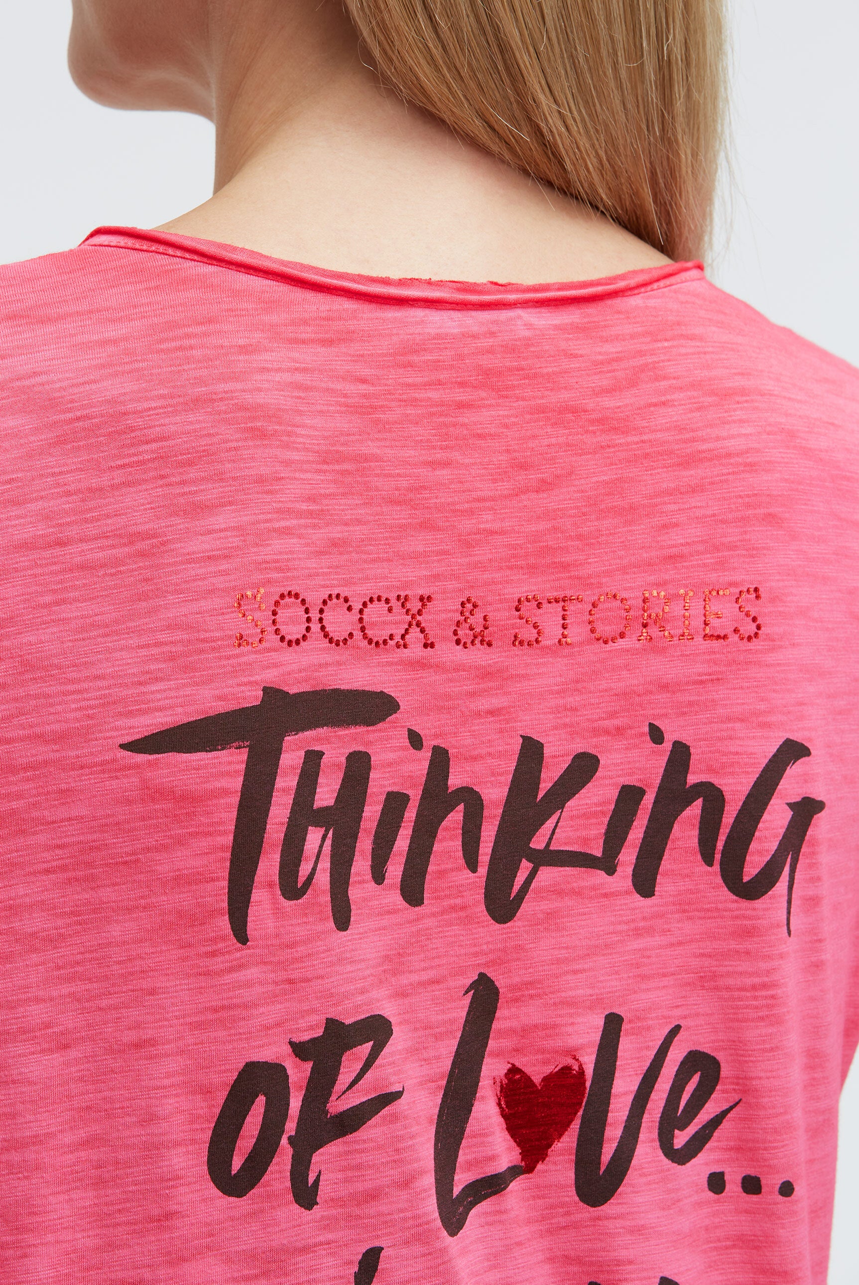 Koszula z dekoltem serafino z nadrukiem na plecach - 5