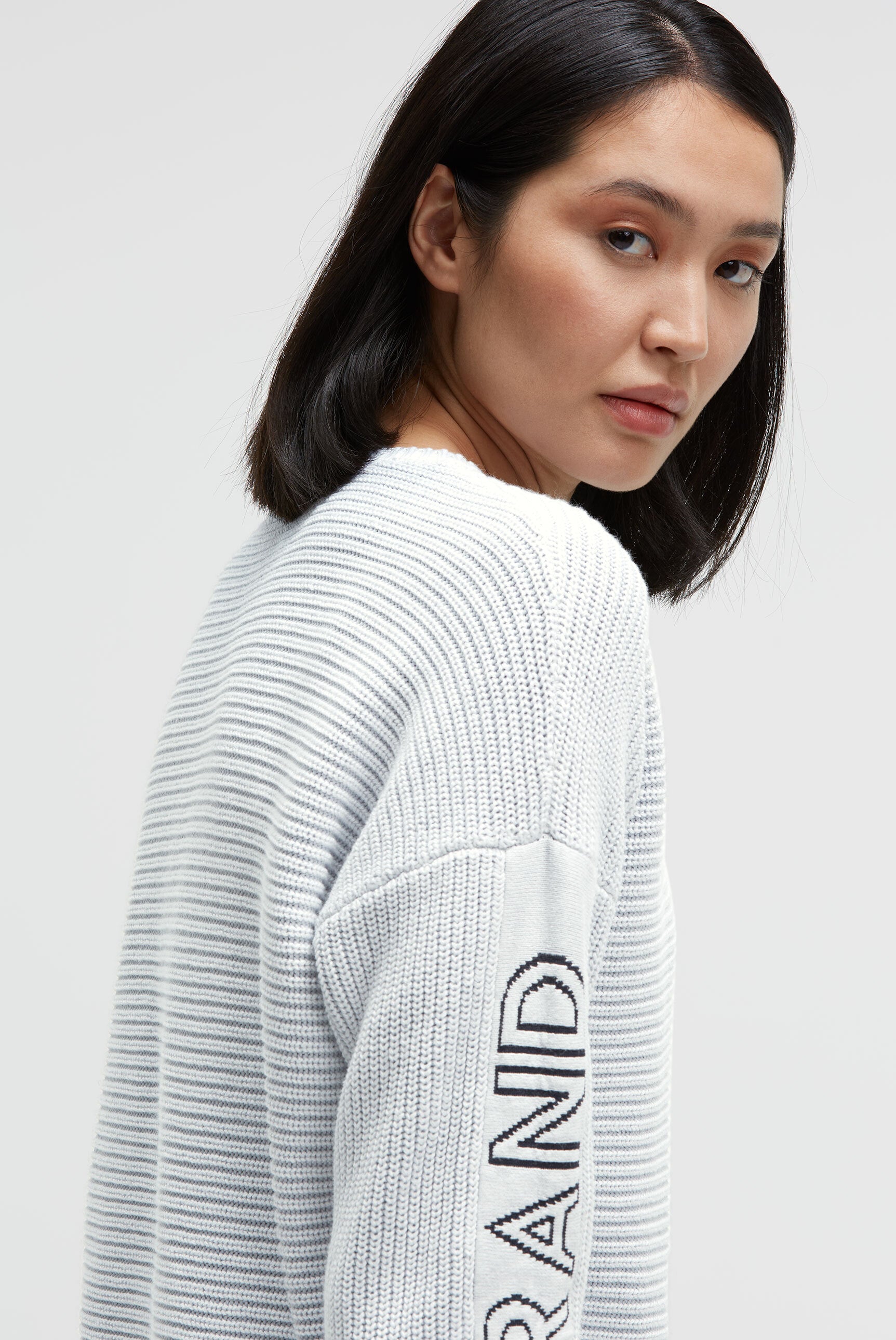 Pulower z wzorem intarsji na rękawach - 4