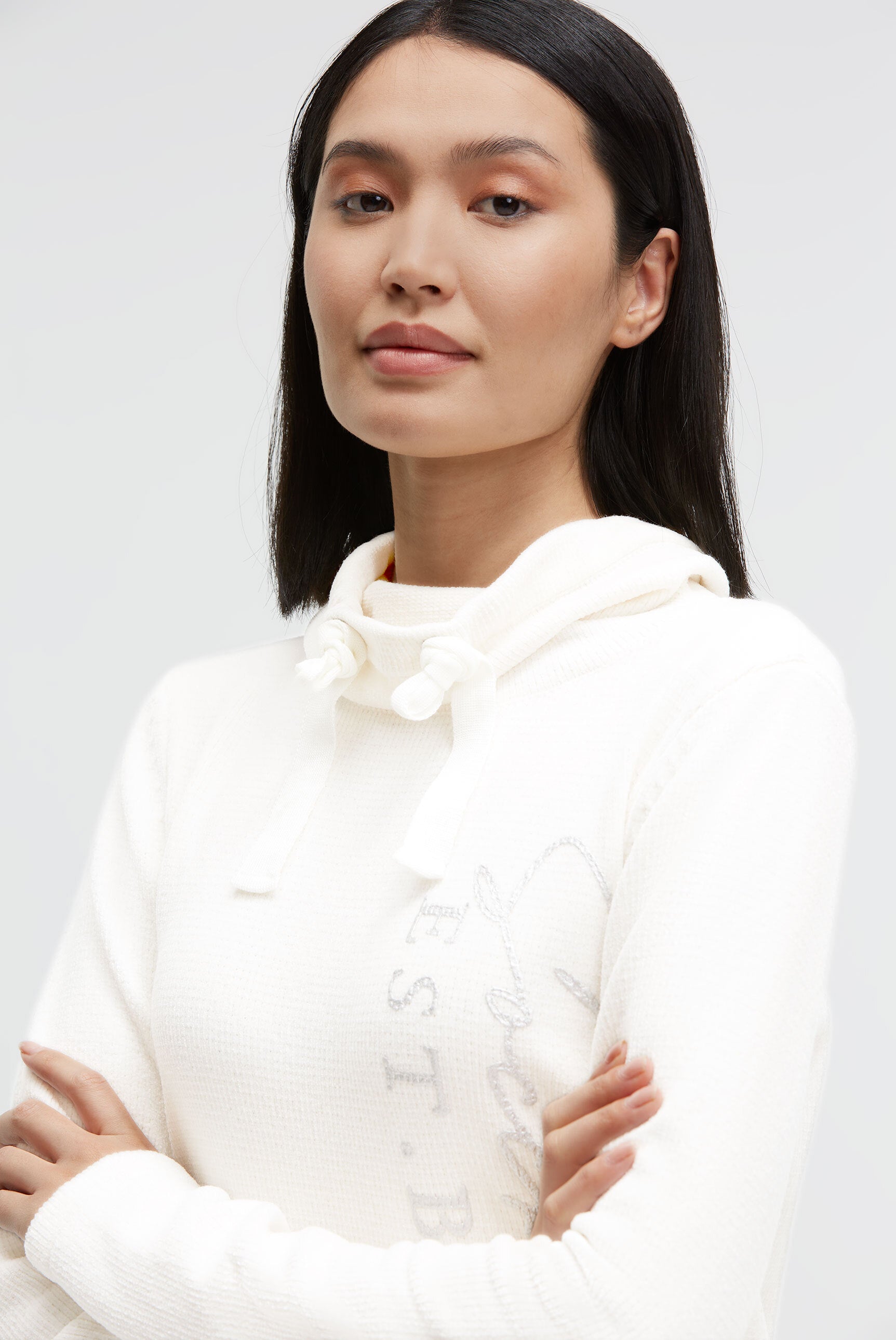 Pulower z chenille z wysokim kołnierzem i nadrukiem - 4