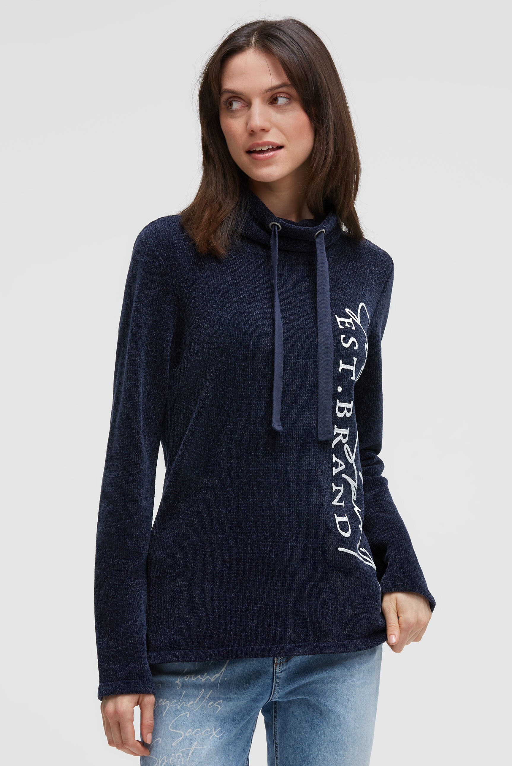 Pulower z chenille z wysokim kołnierzem i nadrukiem