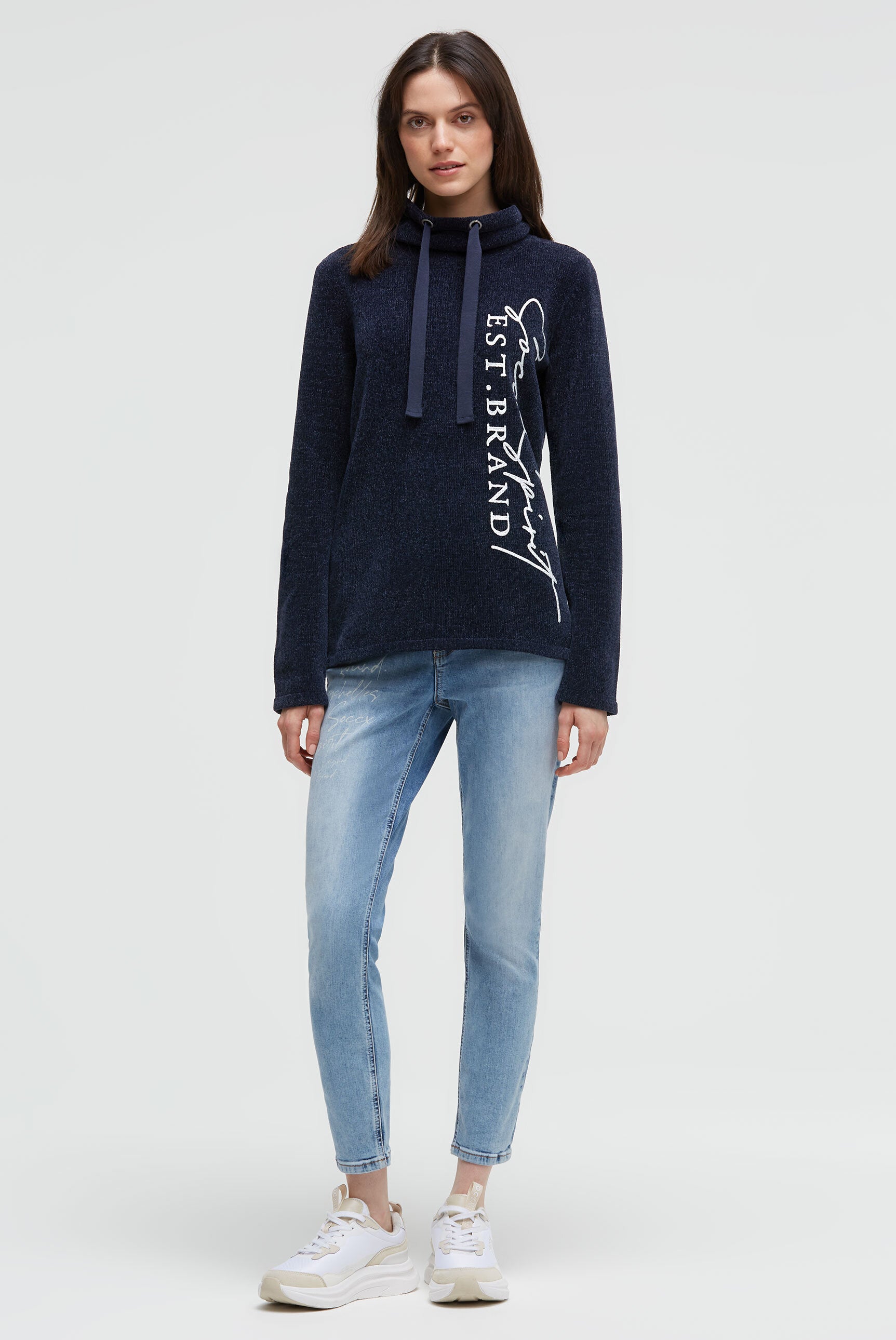 Pulower z chenille z wysokim kołnierzem i nadrukiem - 3