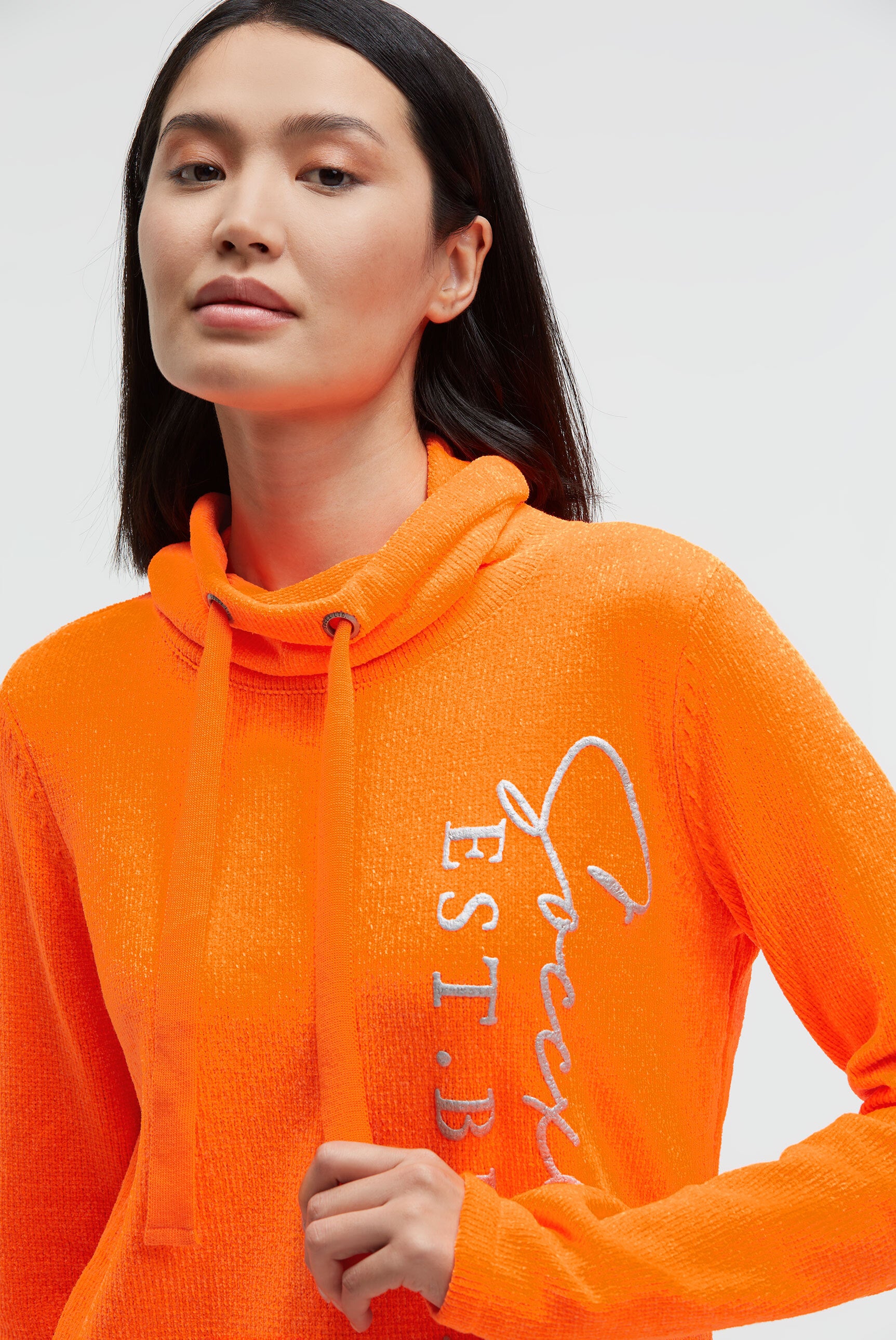 Pulower z chenille z wysokim kołnierzem i nadrukiem - 4