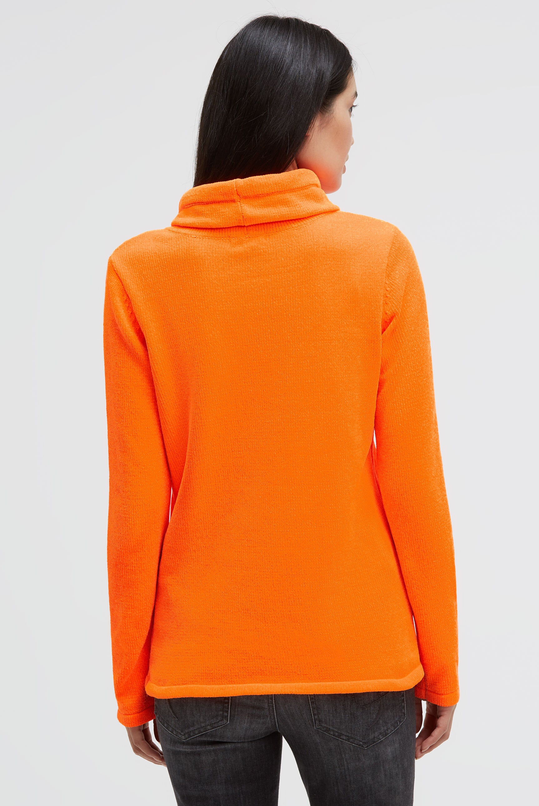 Pulower z chenille z wysokim kołnierzem i nadrukiem - 5