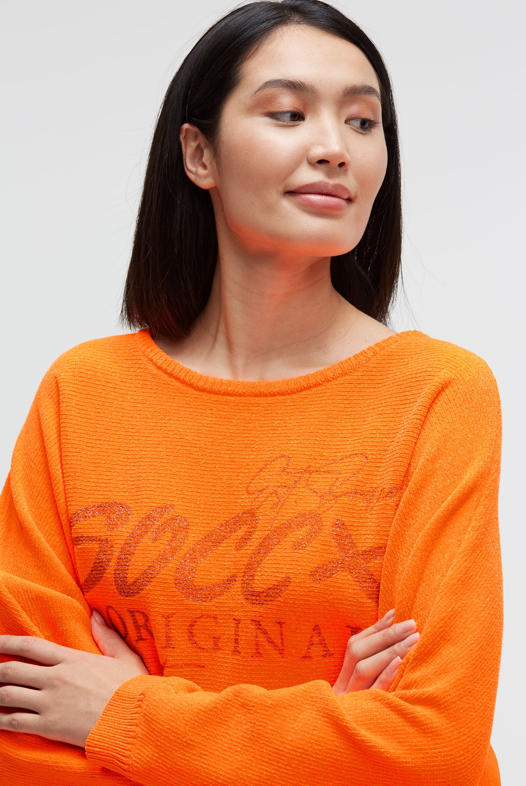 Pulower z chenille z nadrukiem glitter - 4