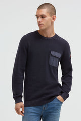 Pulower ze wzorem dzianiny i kieszenią na piersi