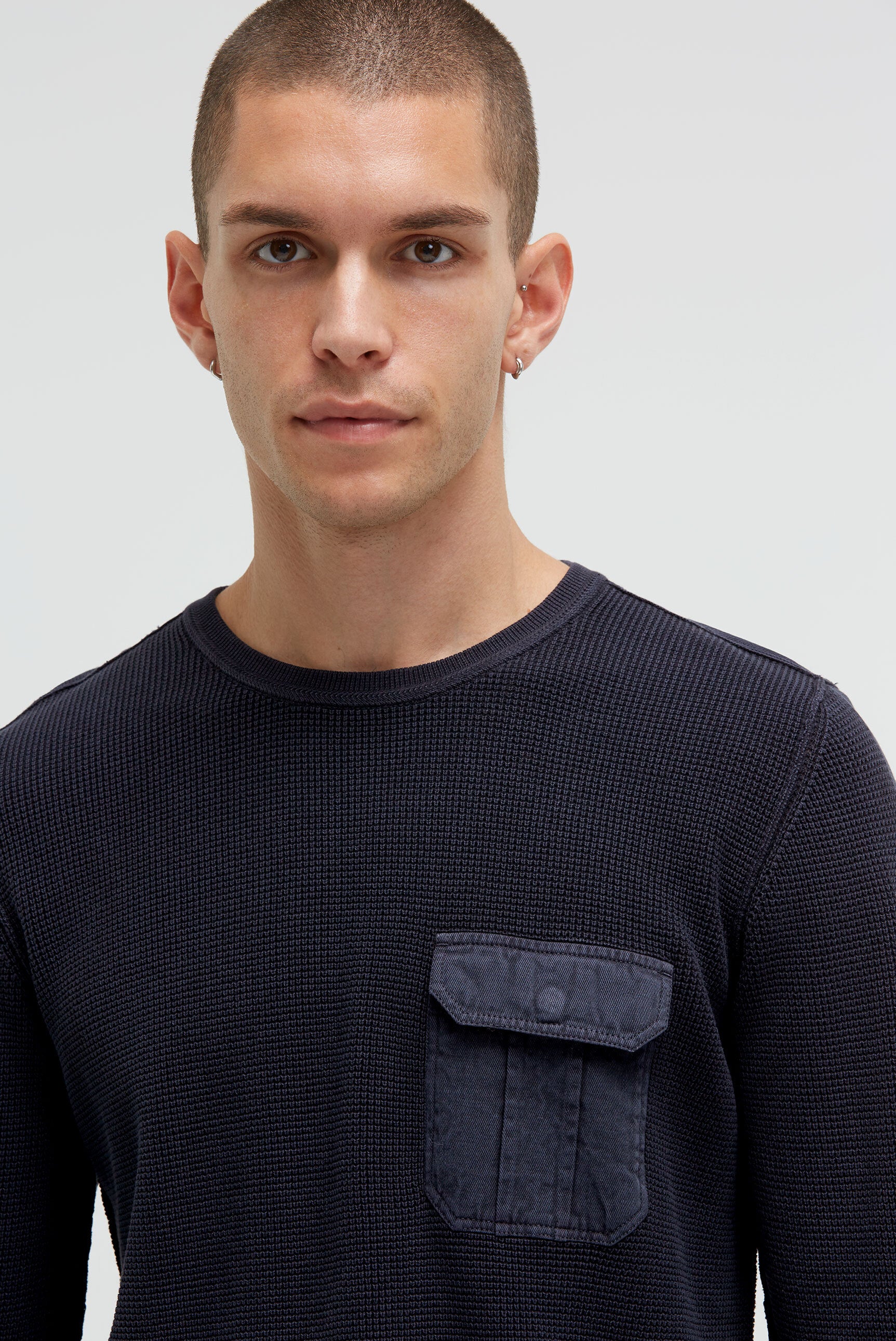 Pulower ze wzorem dzianiny i kieszenią na piersi - 4