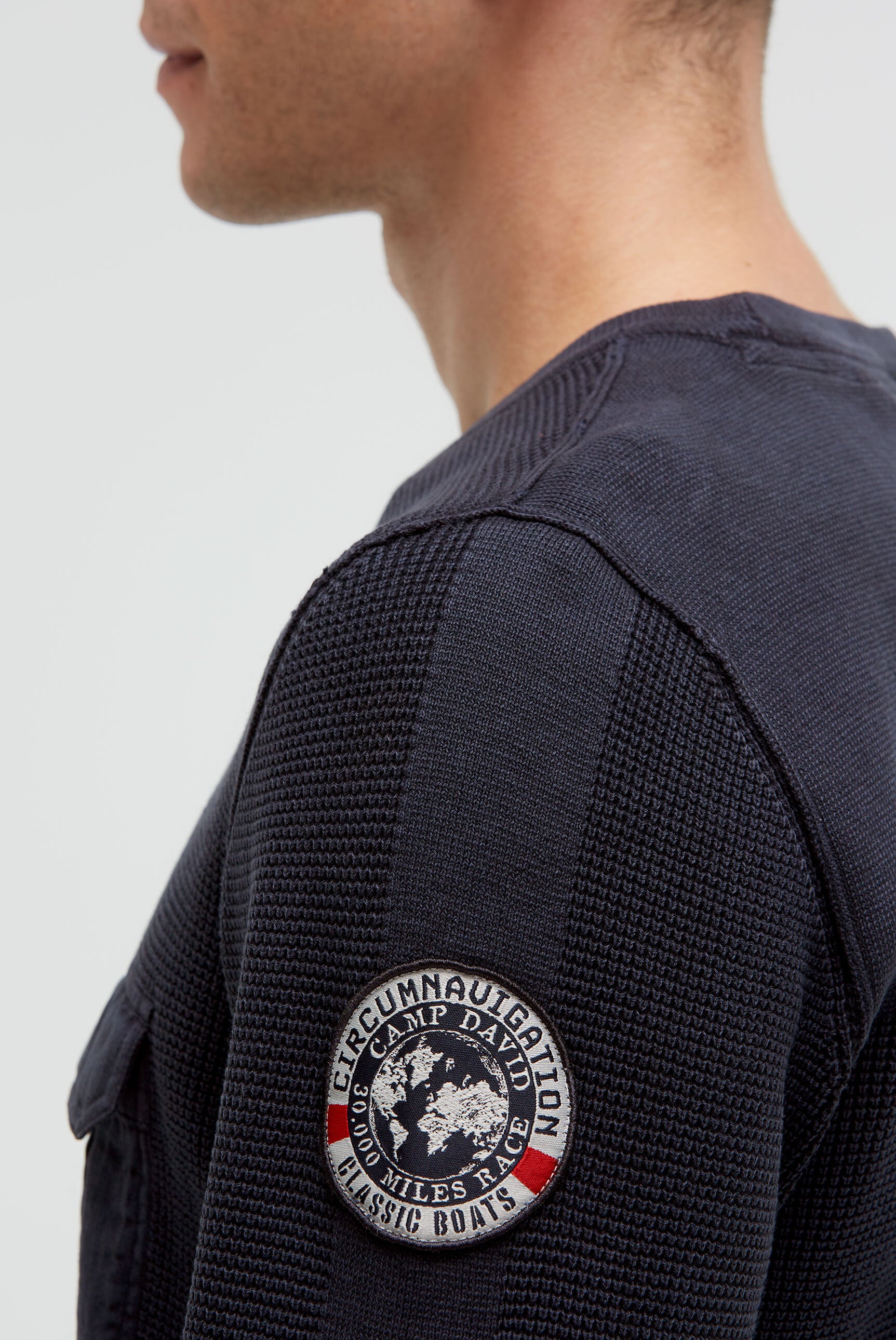 Pulower ze wzorem dzianiny i kieszenią na piersi - 6