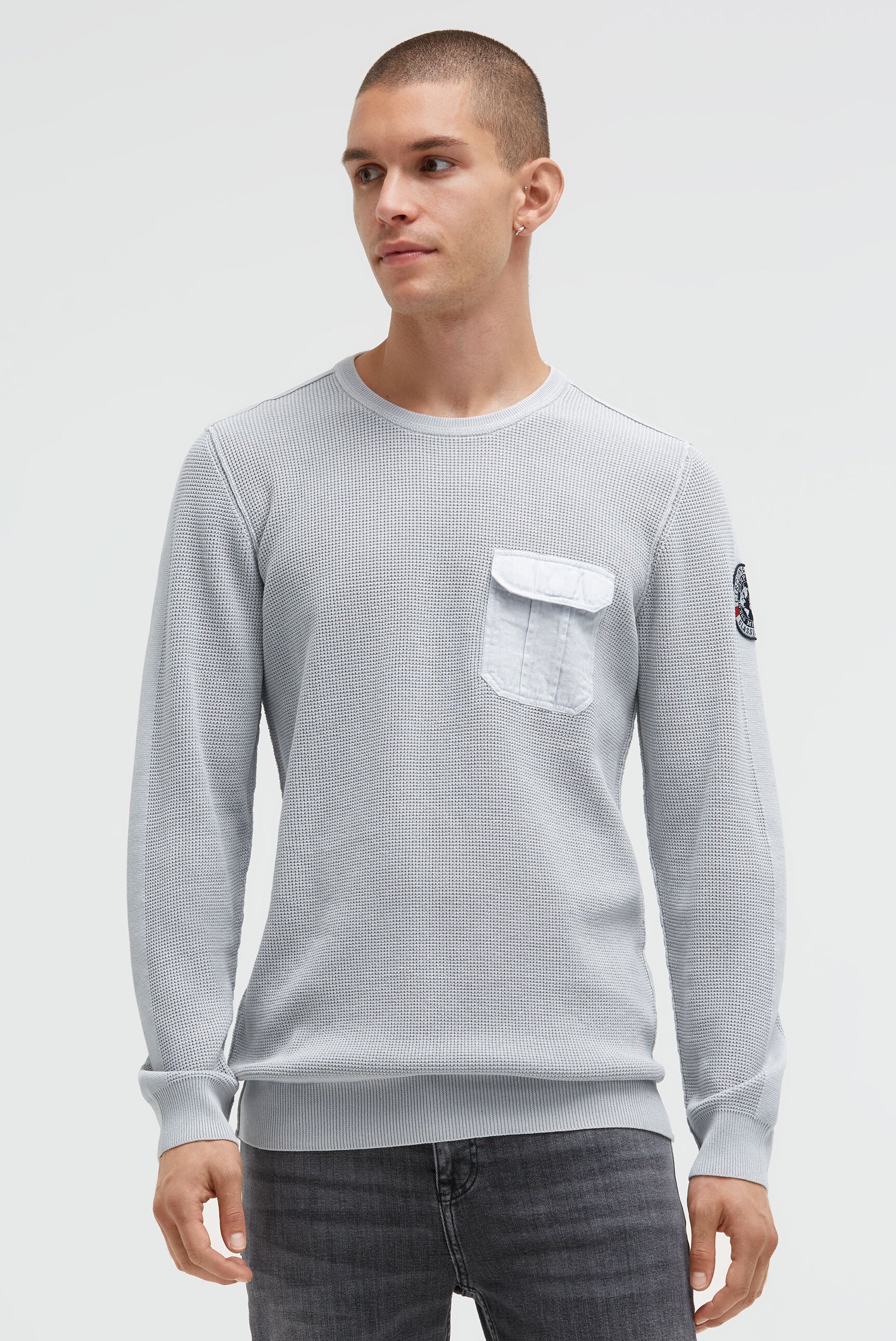 Pulower ze wzorem dzianiny i kieszenią na piersi