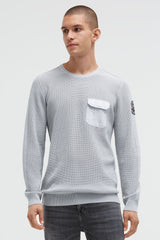 Pulower ze wzorem dzianiny i kieszenią na piersi