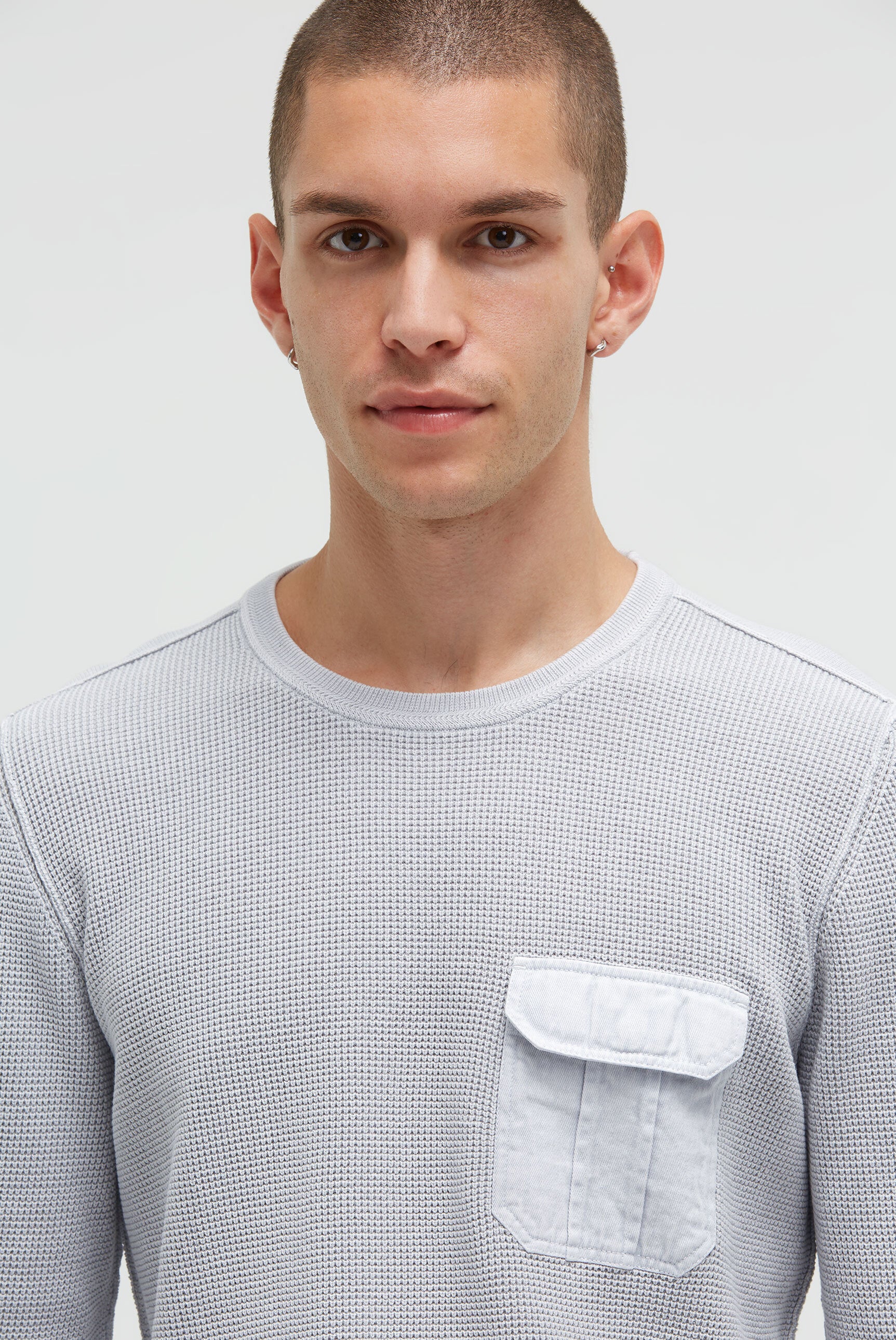 Pulower ze wzorem dzianiny i kieszenią na piersi - 4