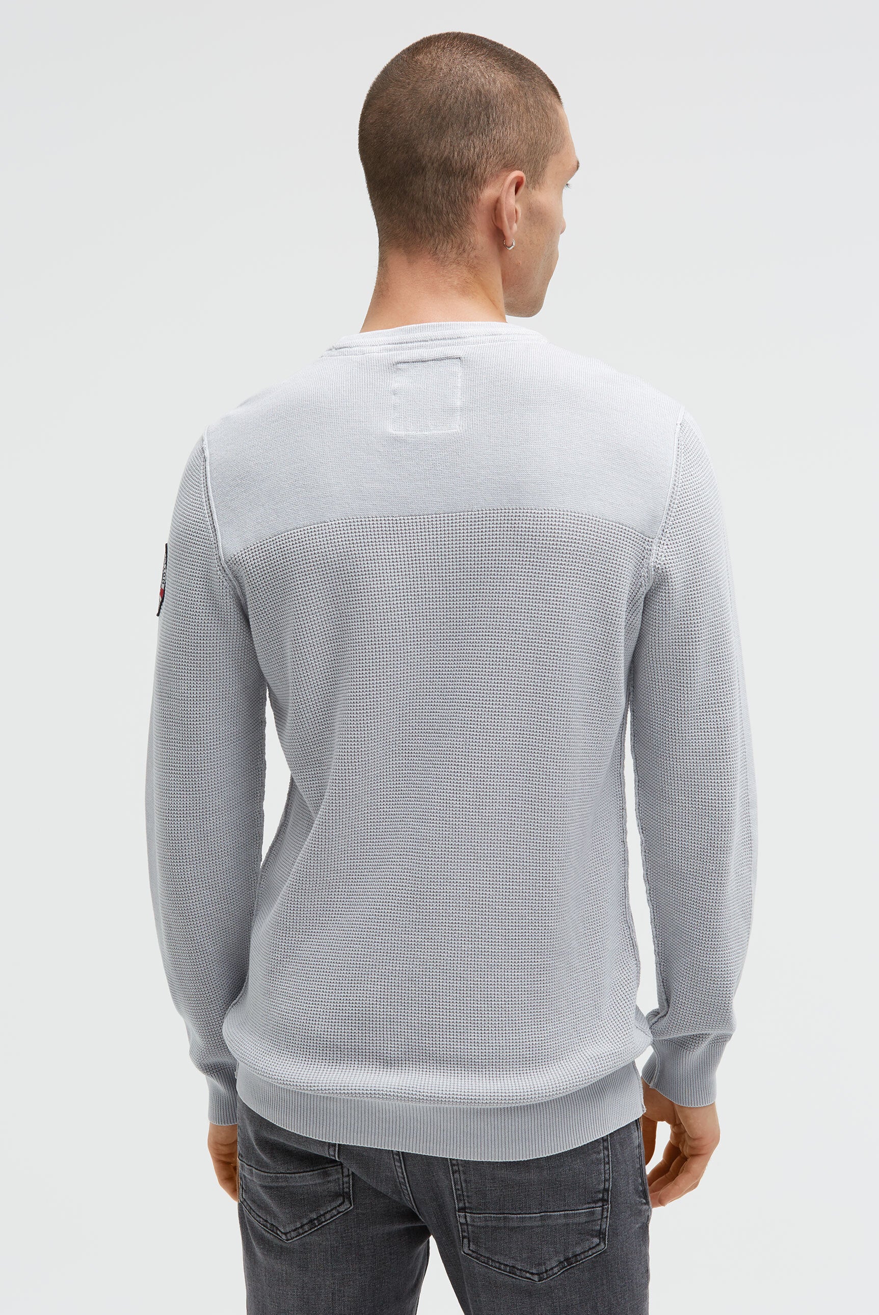 Pulower ze wzorem dzianiny i kieszenią na piersi - 5