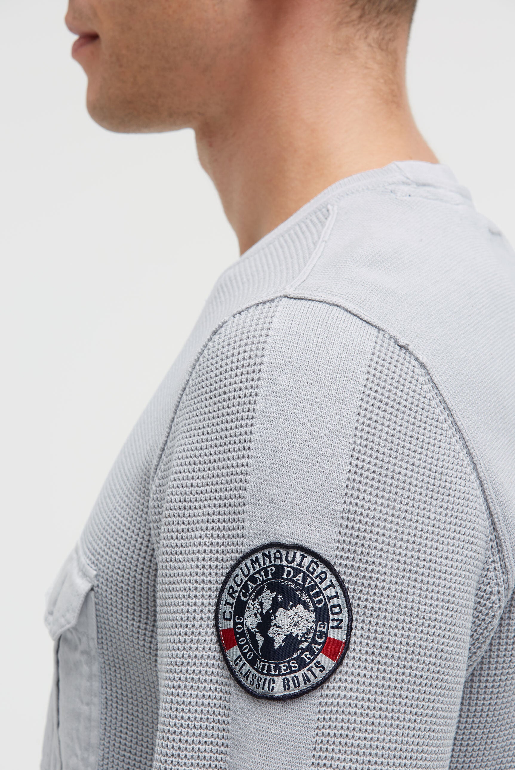 Pulower ze wzorem dzianiny i kieszenią na piersi - 6