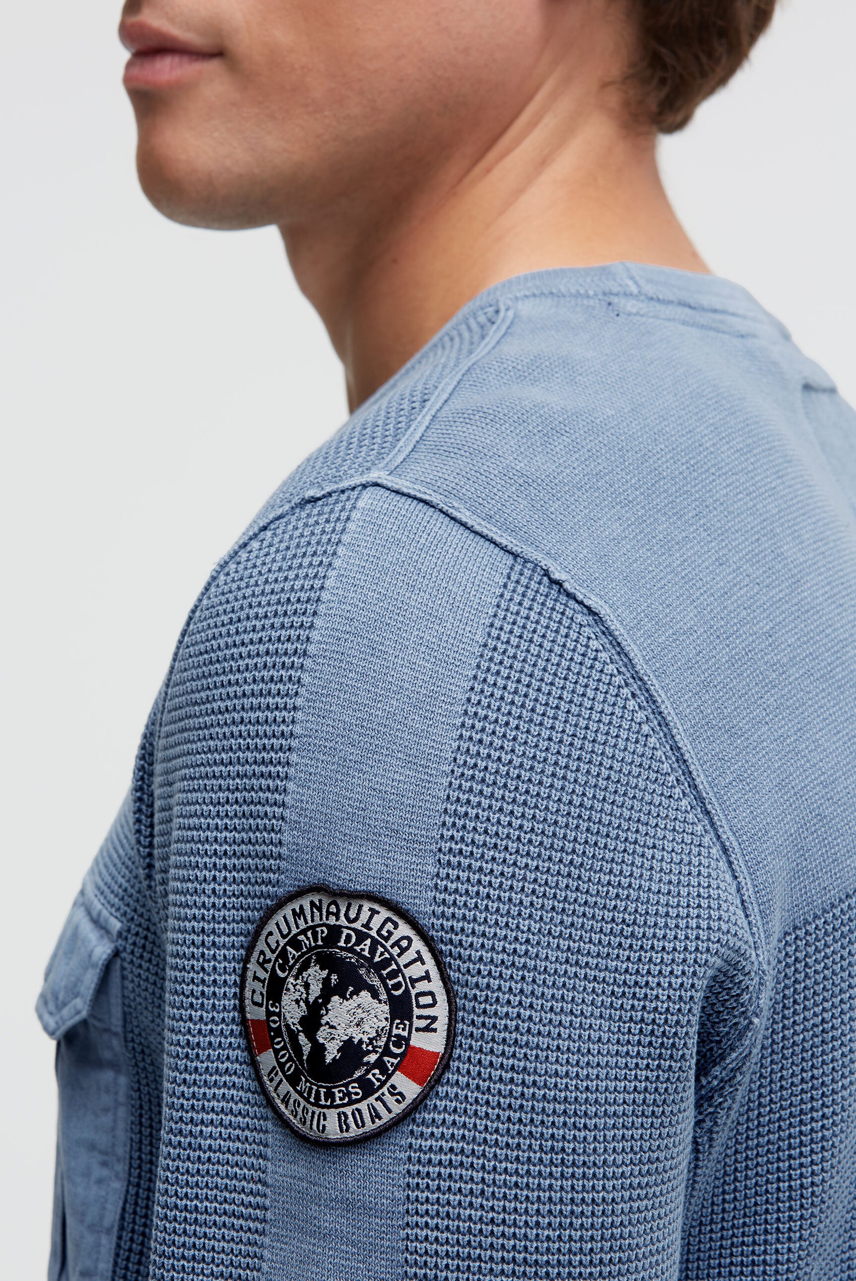 Pulower ze wzorem dzianiny i kieszenią na piersi - 6