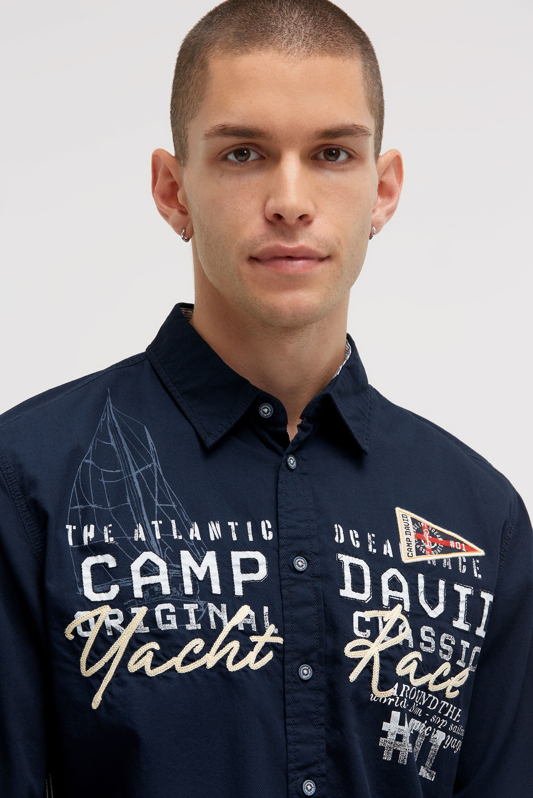 Strukturalna koszula z długim rękawem i aplikacjami logo - 4