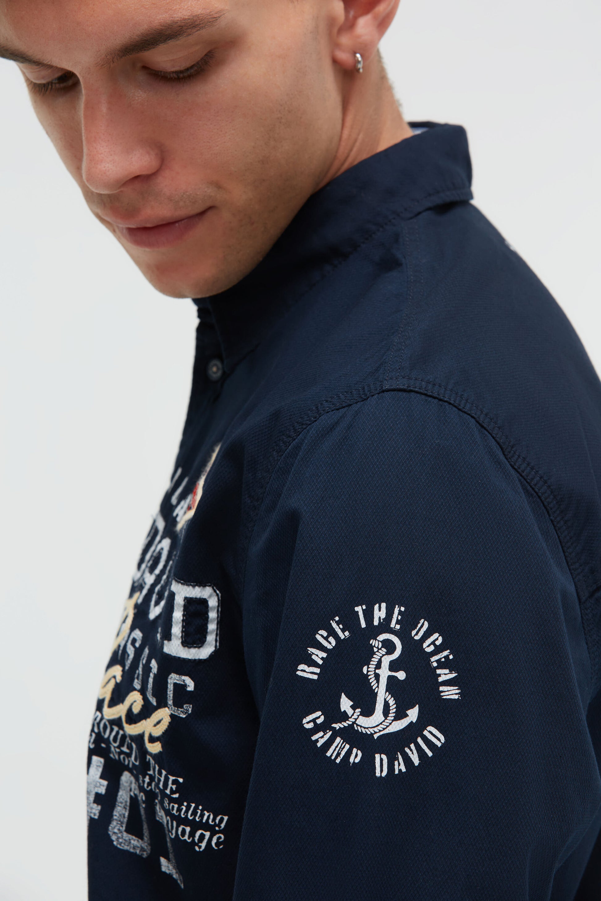 Strukturalna koszula z długim rękawem i aplikacjami logo - 6