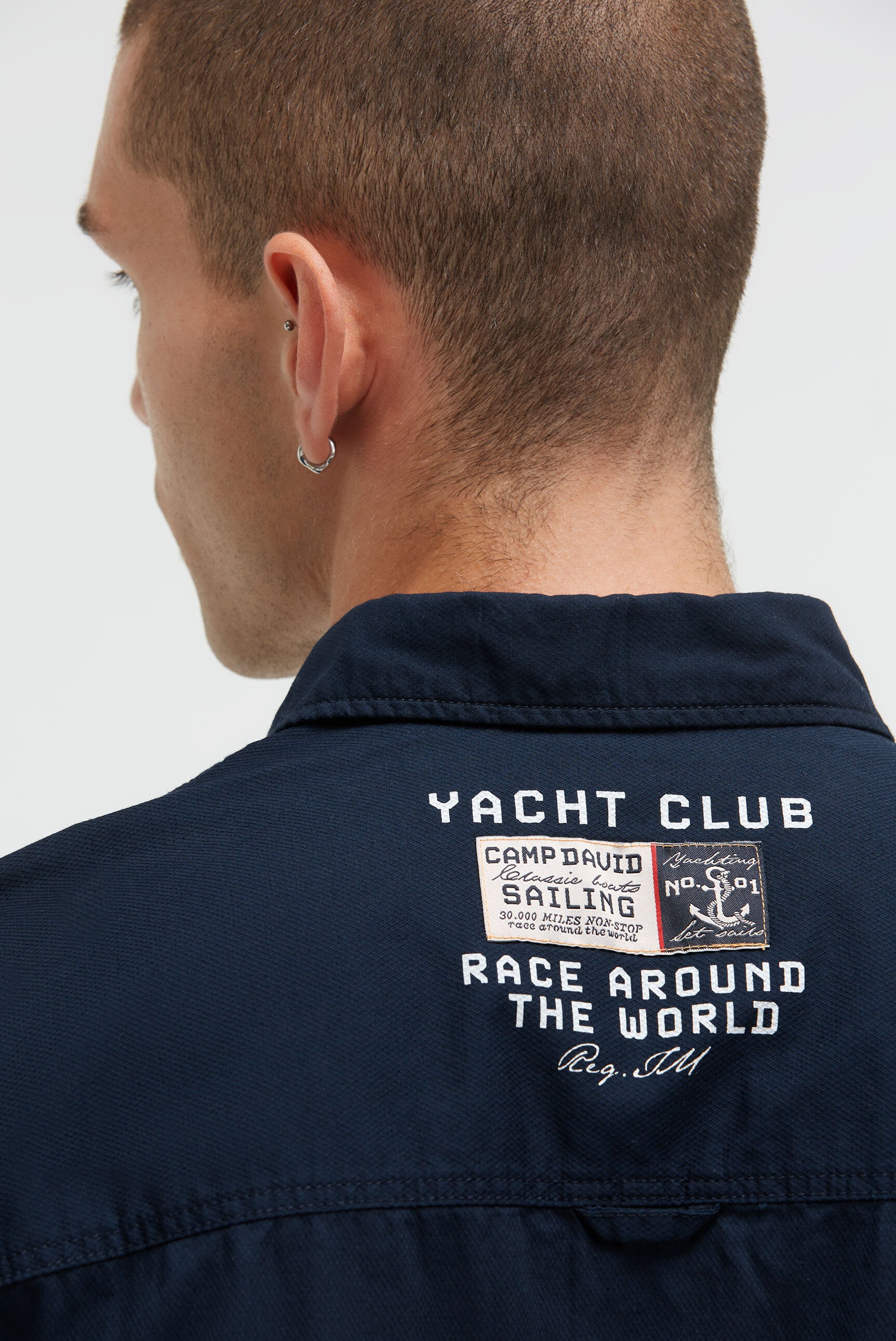 Strukturalna koszula z długim rękawem i aplikacjami logo - 8