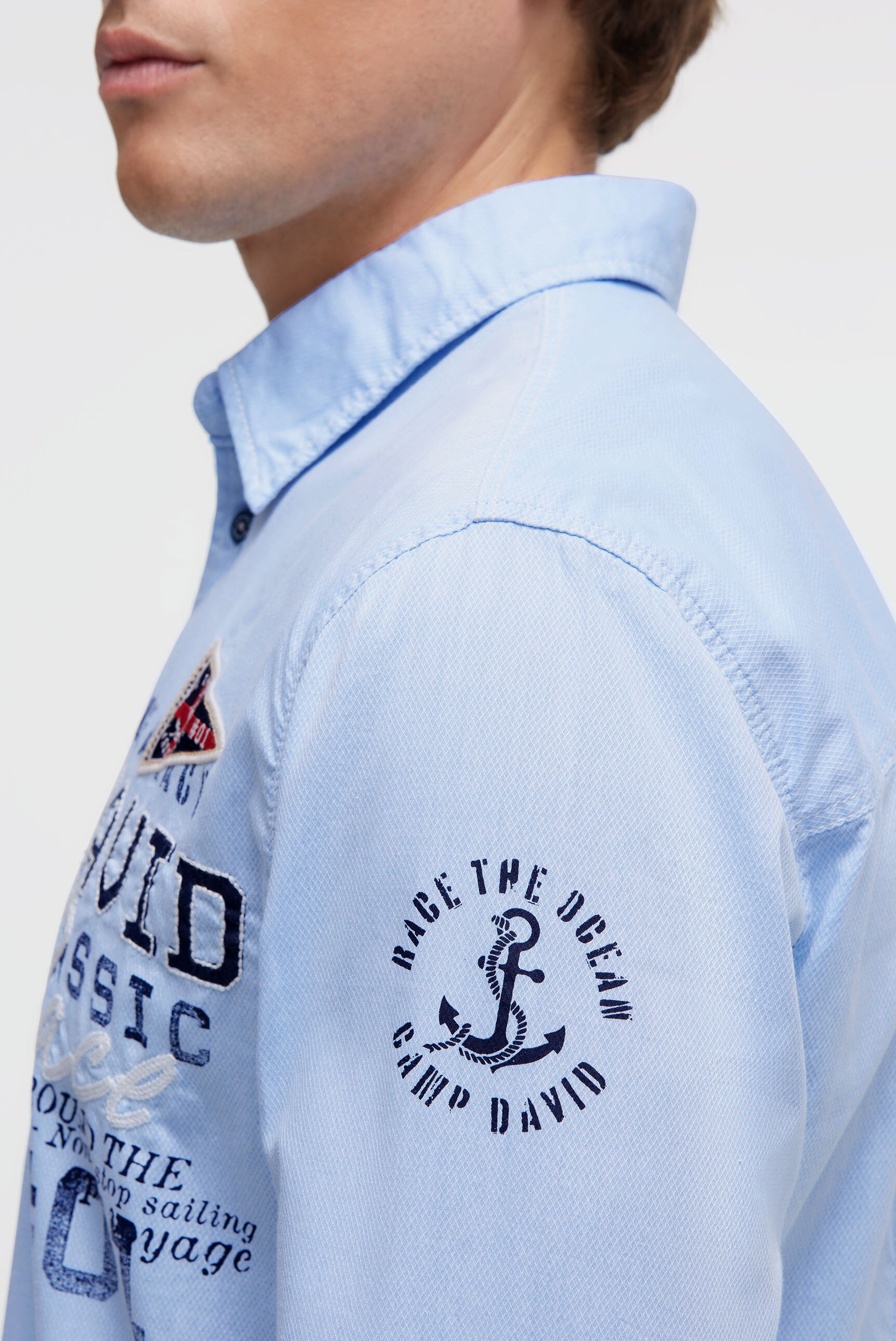 Strukturalna koszula z długim rękawem i aplikacjami logo - 6