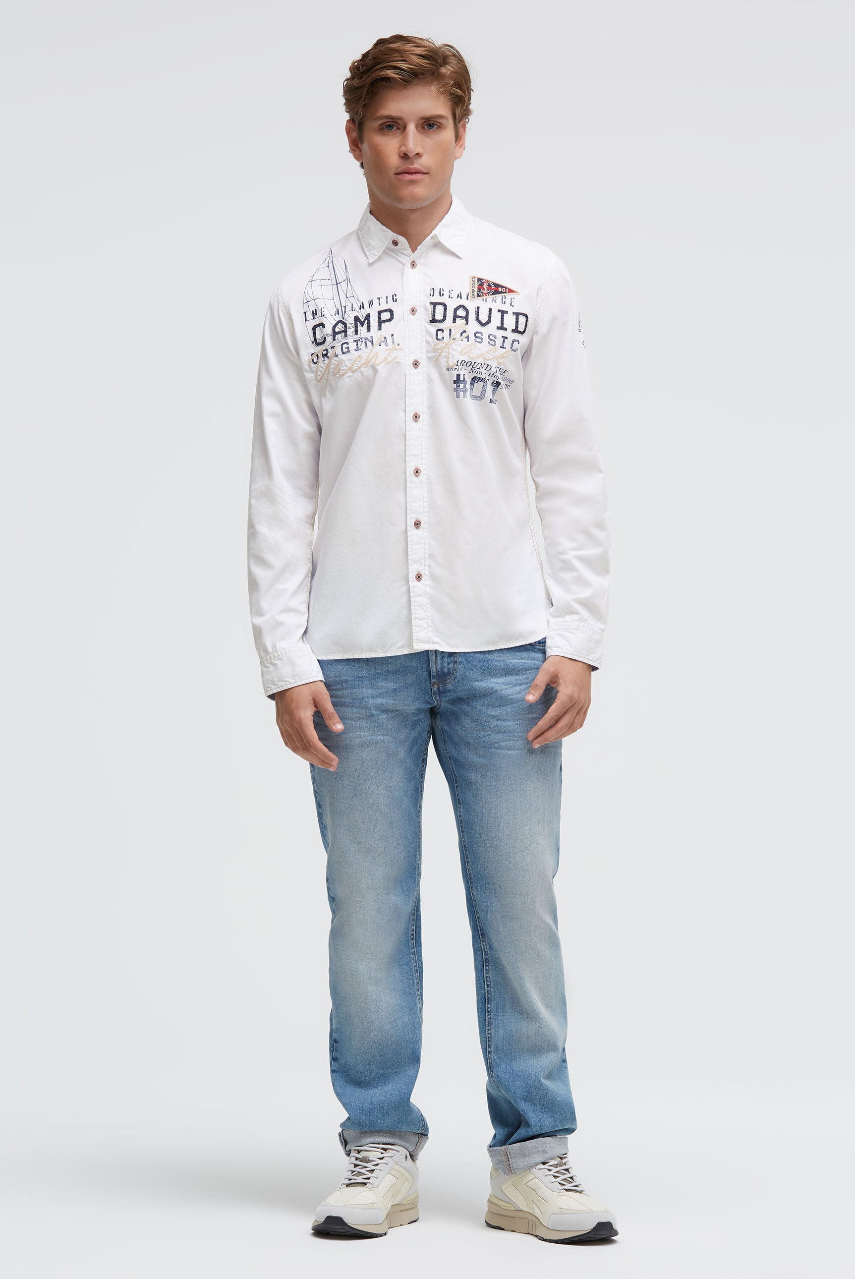 Strukturalna koszula z długim rękawem i aplikacjami logo - 3