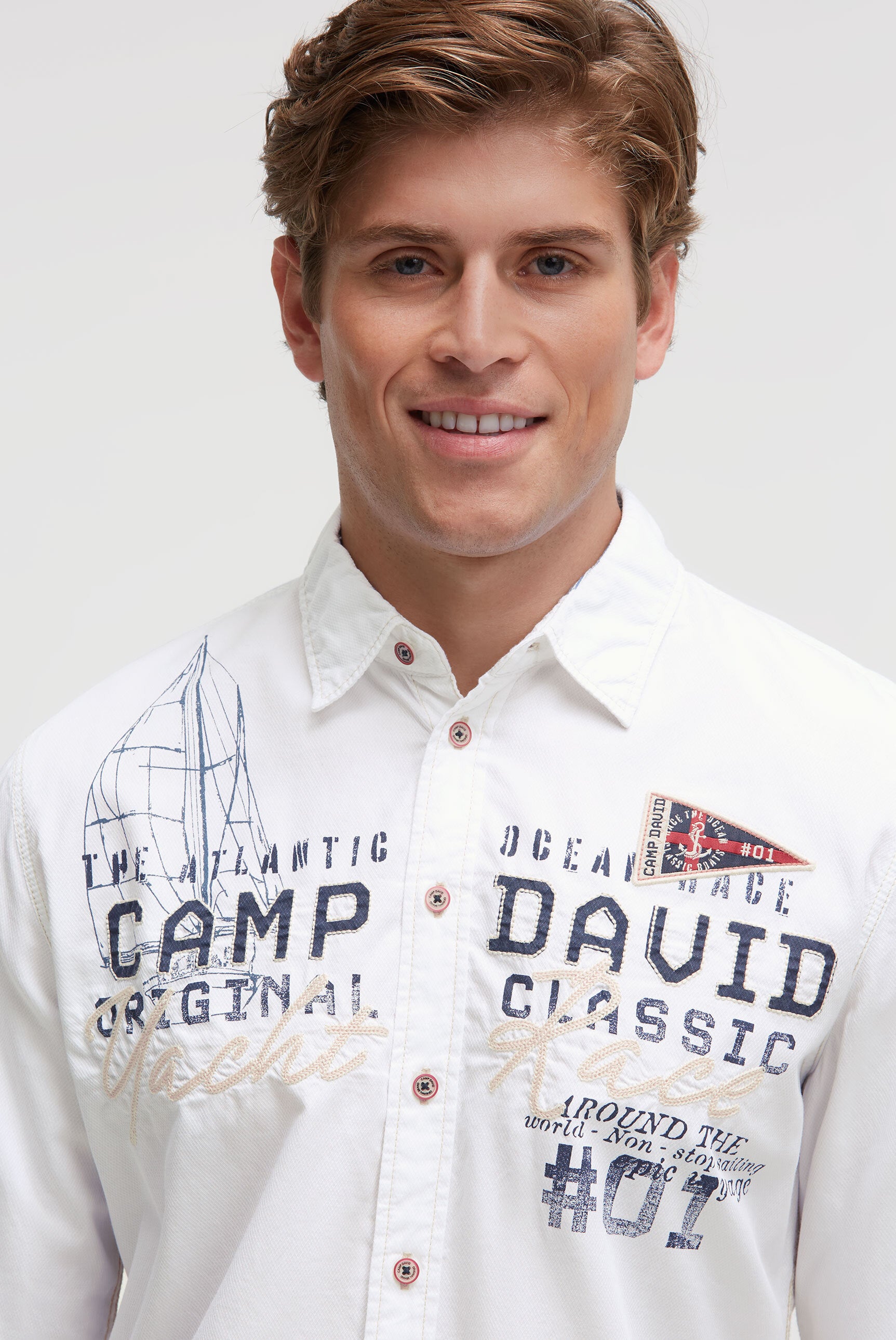 Strukturalna koszula z długim rękawem i aplikacjami logo - 4